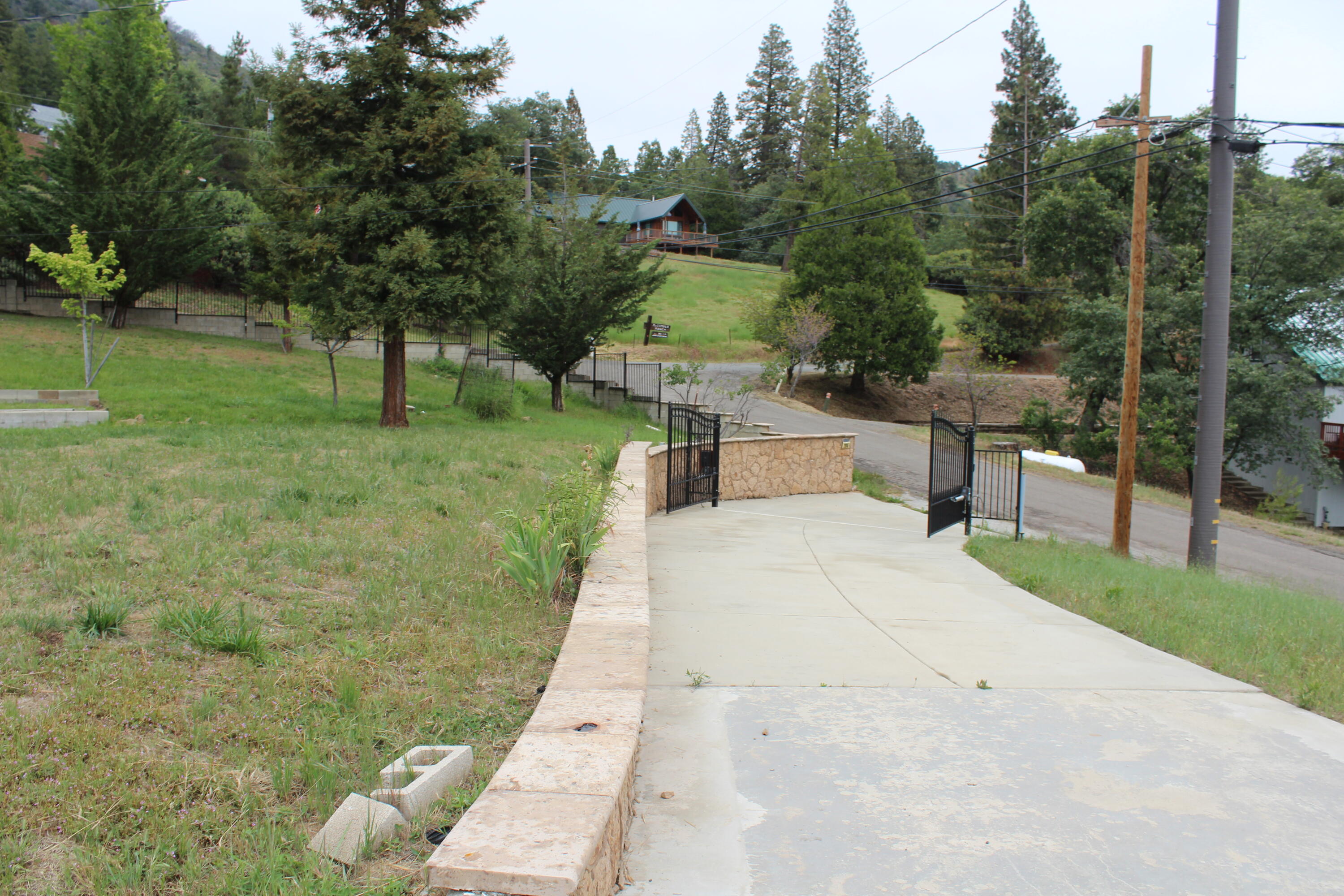 265 Pierpoint Dr, Springville, CA 93265