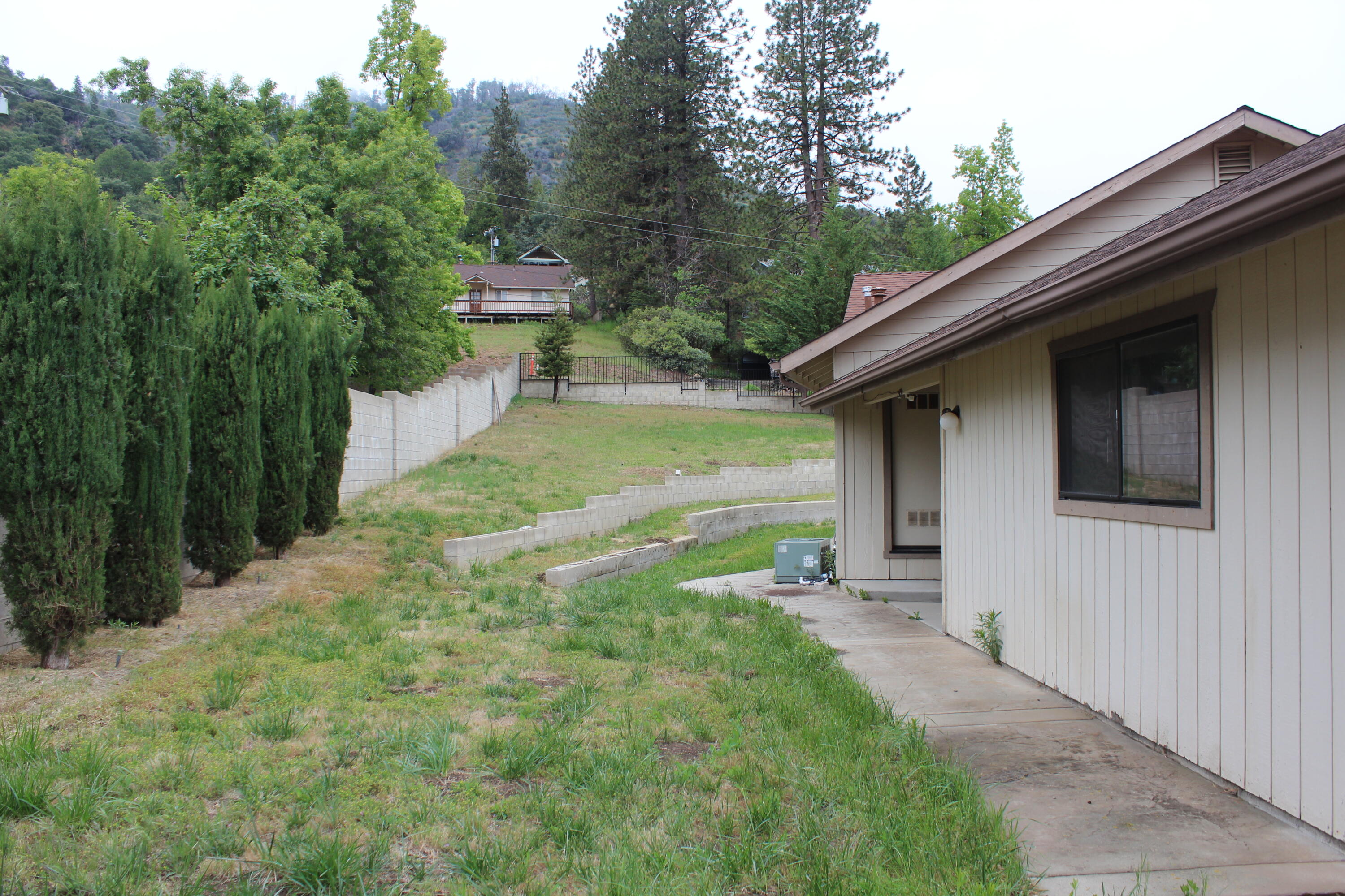 265 Pierpoint Dr, Springville, CA 93265