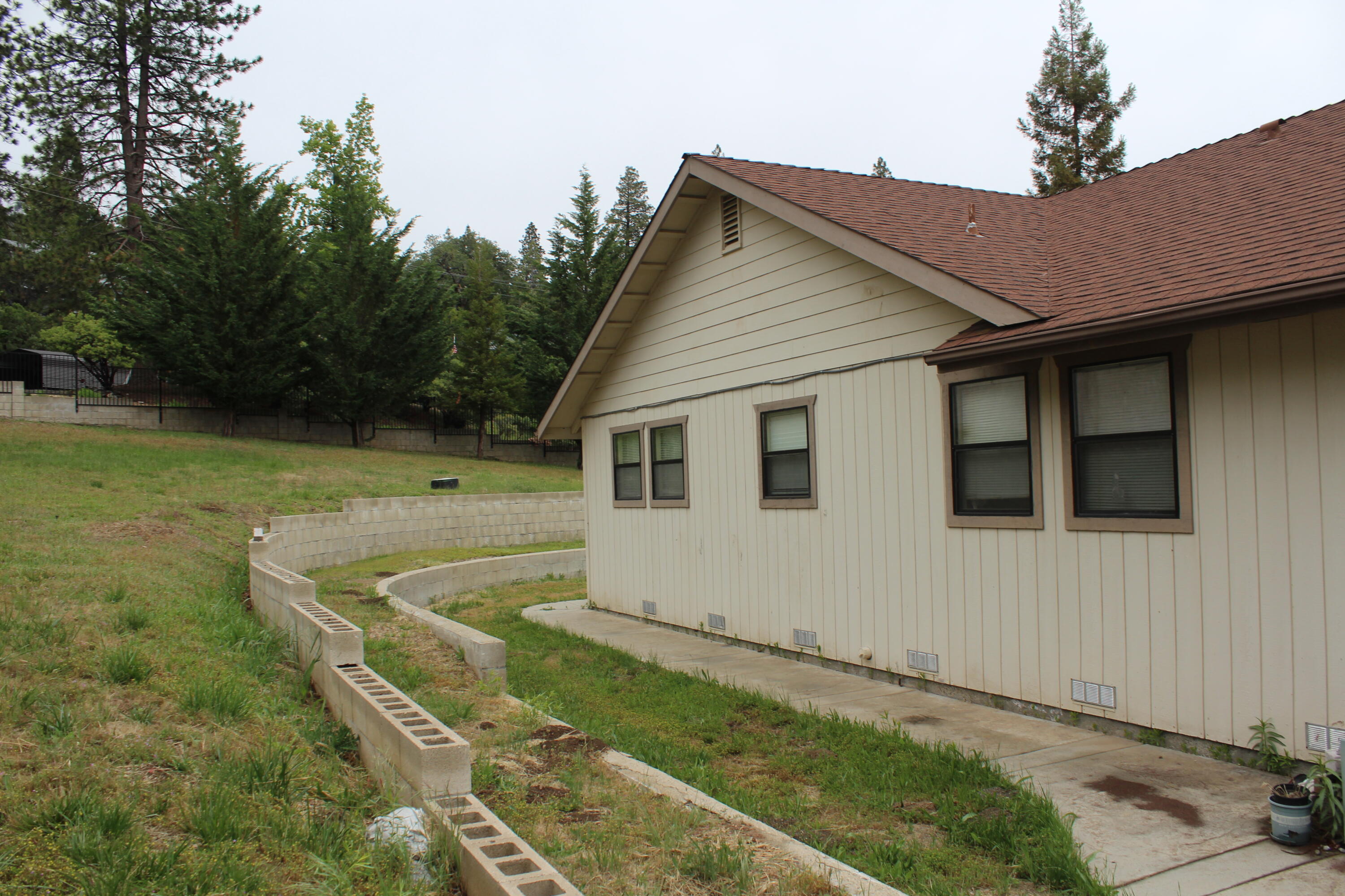 265 Pierpoint Dr, Springville, CA 93265