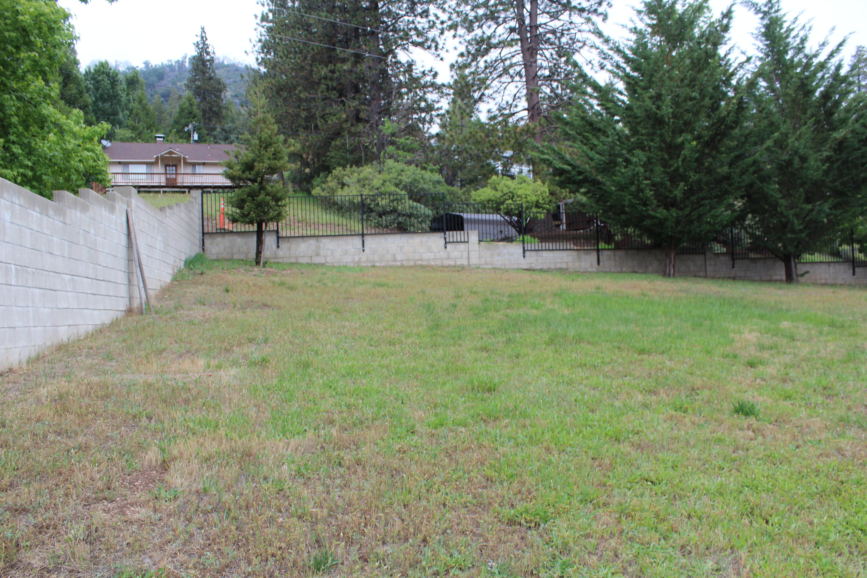 265 Pierpoint Dr, Springville, CA 93265