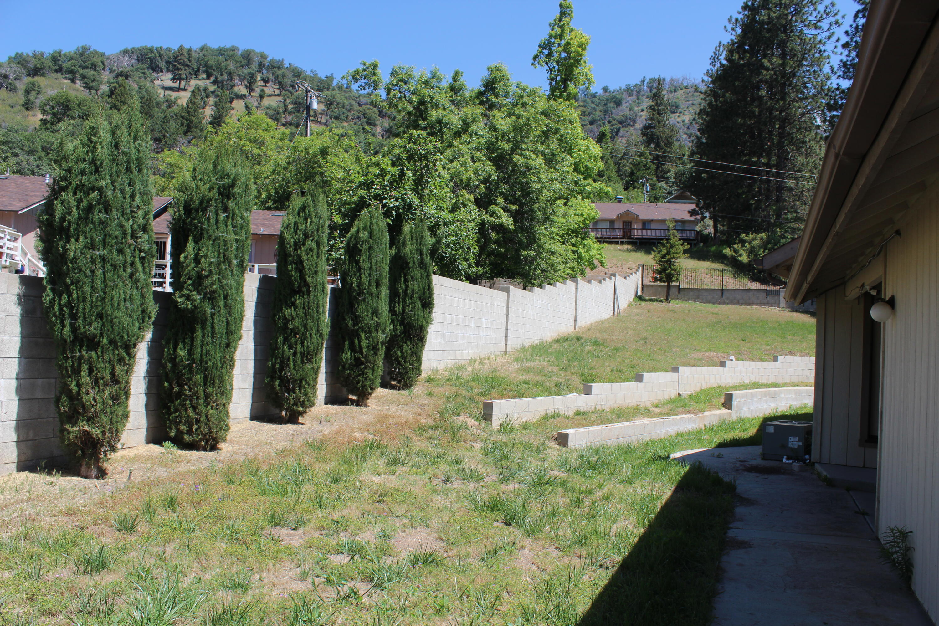 265 Pierpoint Dr, Springville, CA 93265