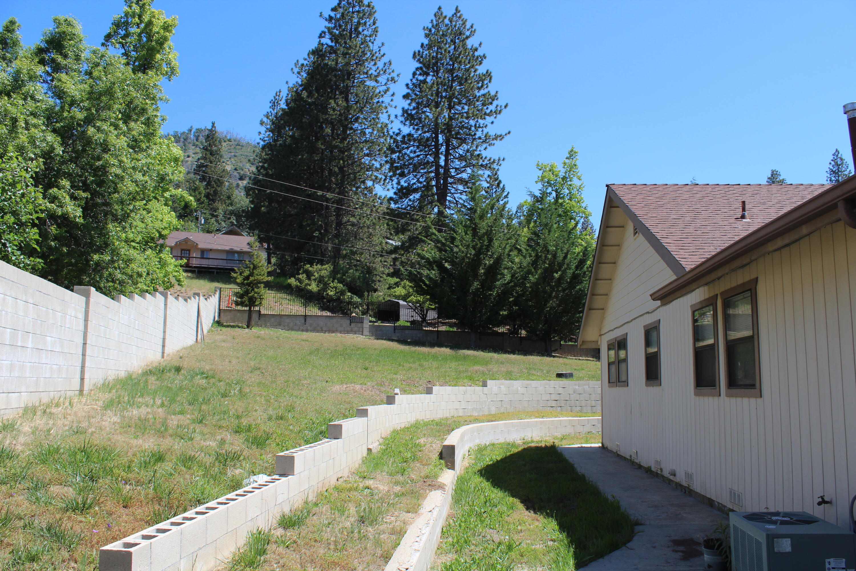 265 Pierpoint Dr, Springville, CA 93265
