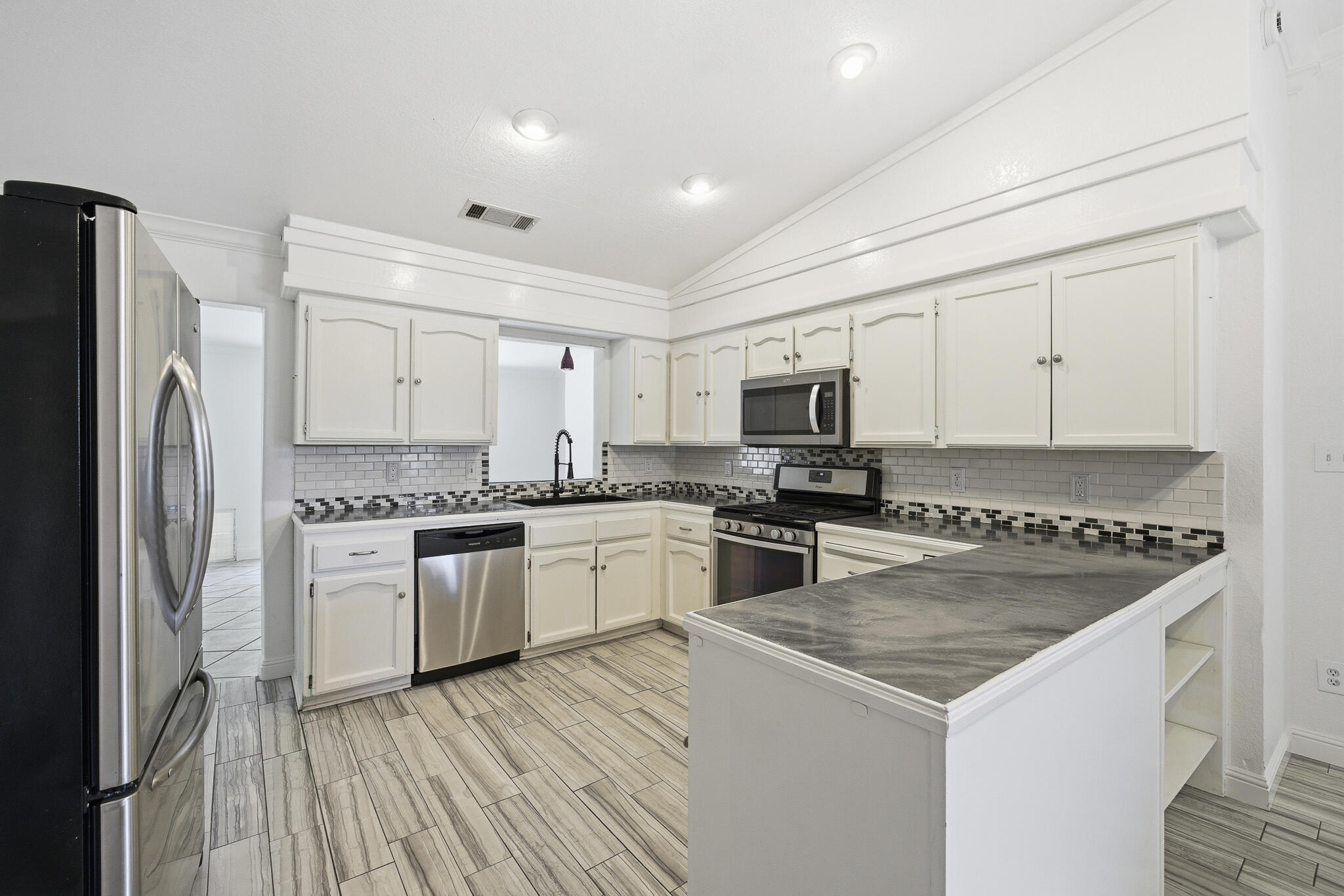 618 Birdsong Ct, Exeter, CA 93221