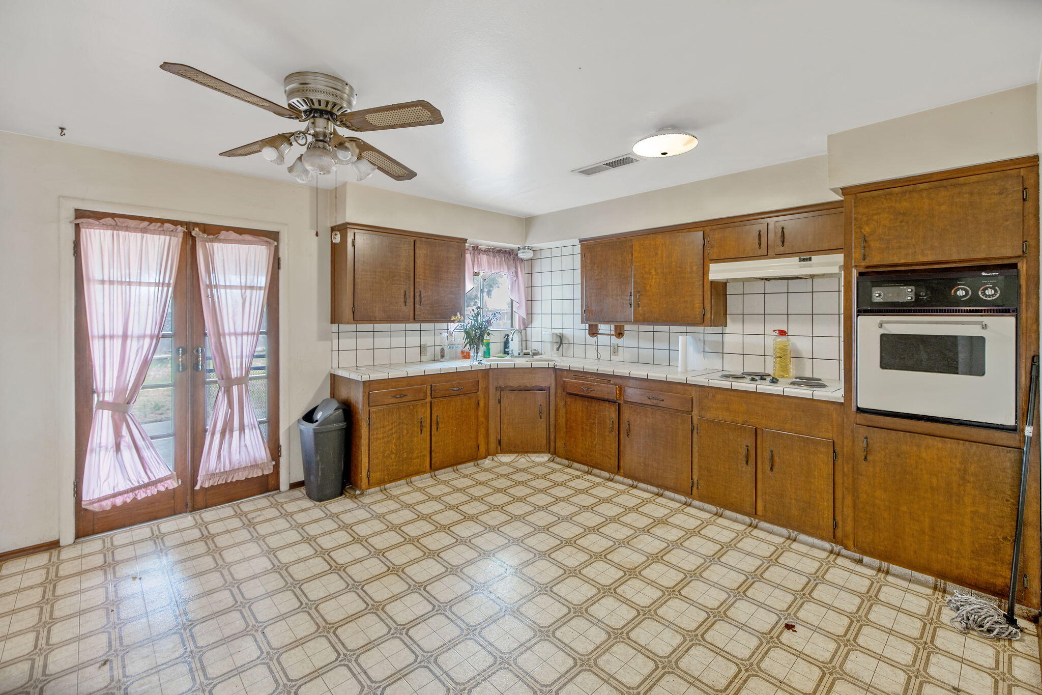1146 Lassen Dr, Hanford, CA 93230