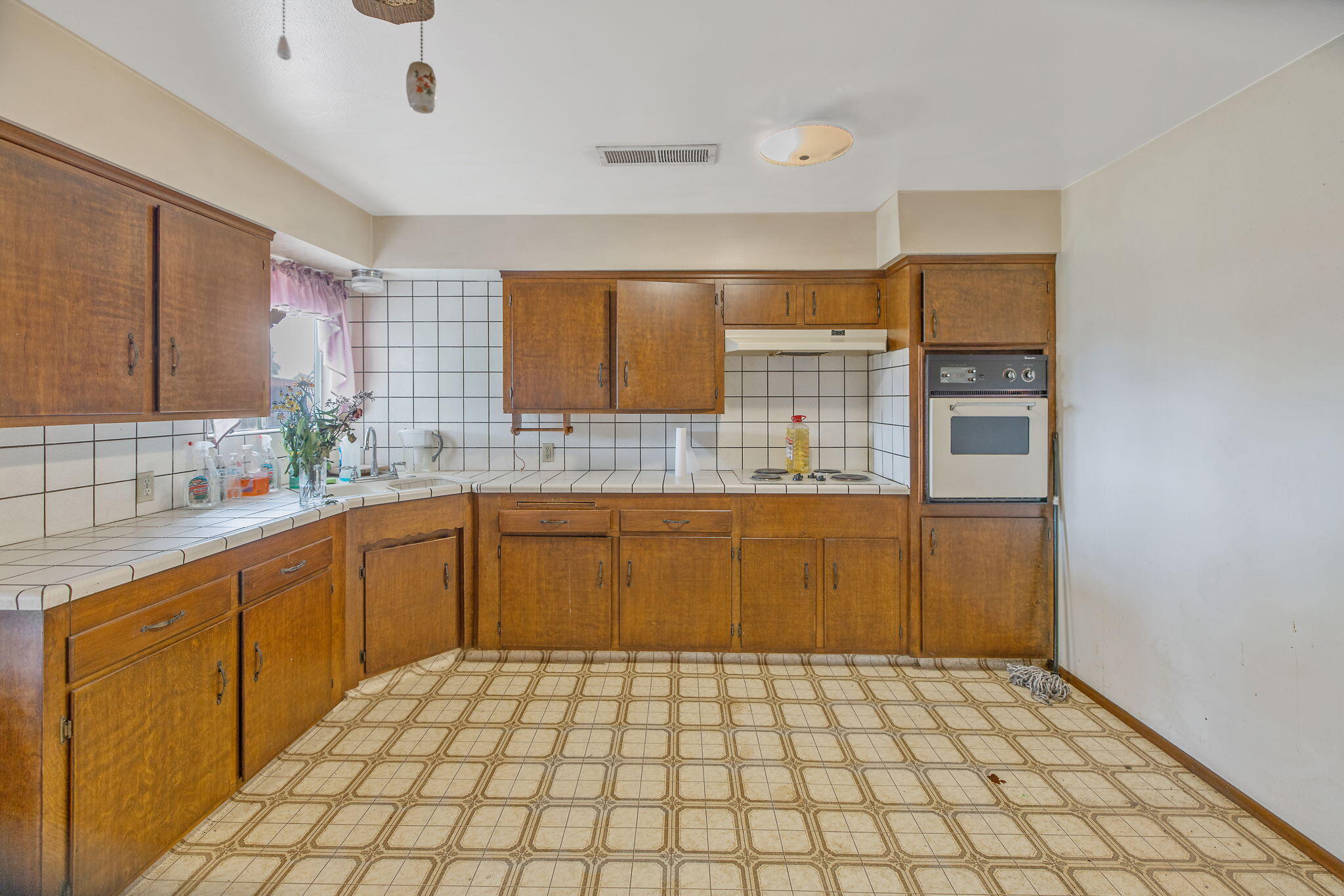 1146 Lassen Dr, Hanford, CA 93230