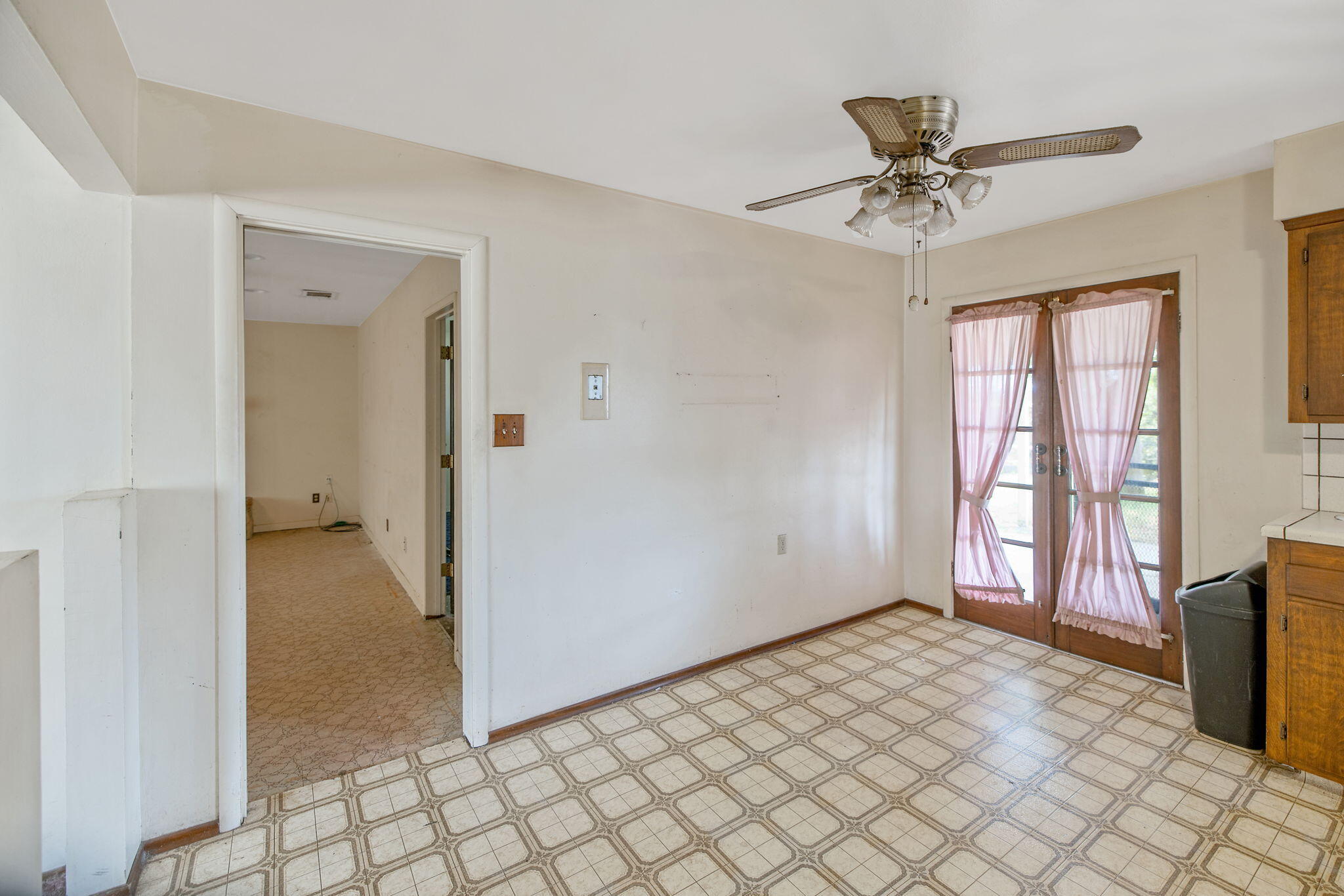 1146 Lassen Dr, Hanford, CA 93230