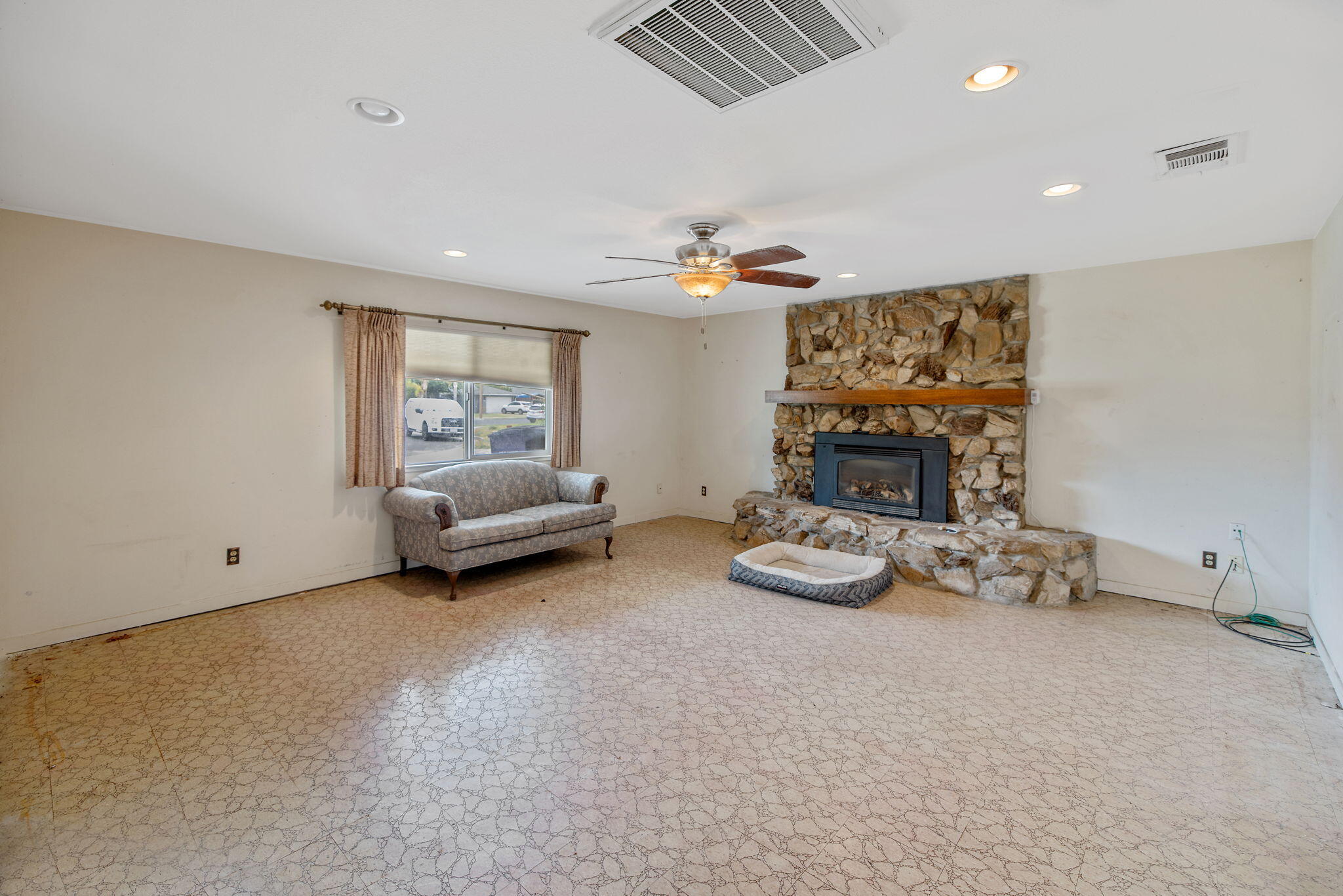 1146 Lassen Dr, Hanford, CA 93230