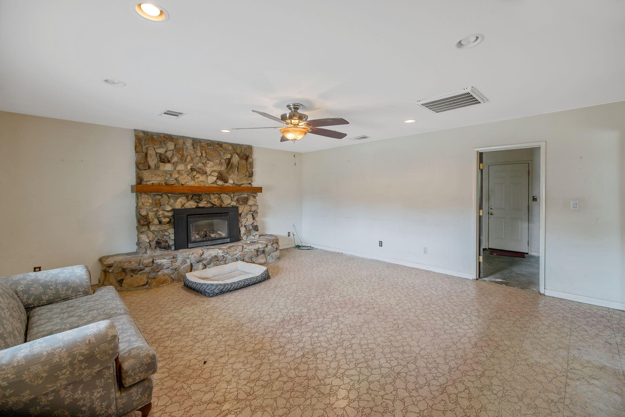 1146 Lassen Dr, Hanford, CA 93230