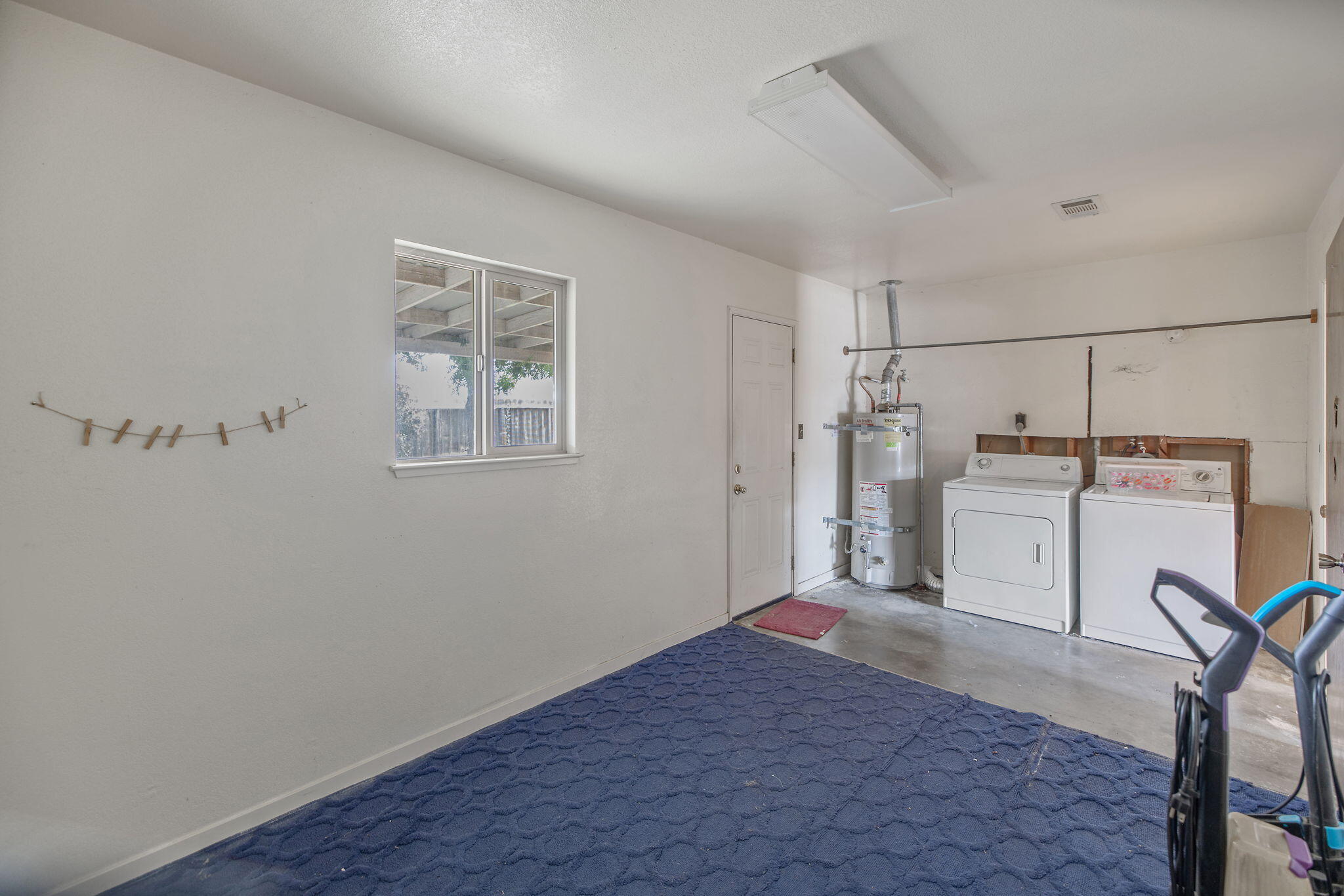 1146 Lassen Dr, Hanford, CA 93230