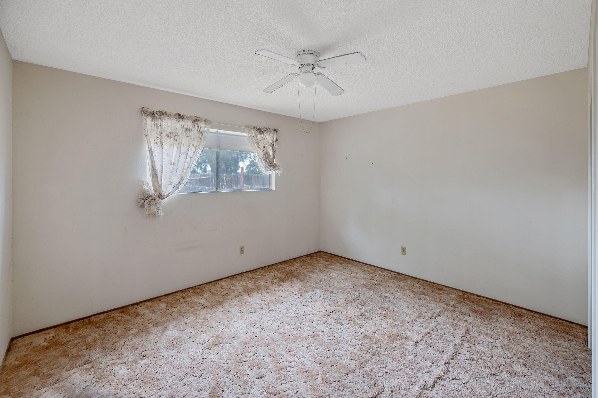 1146 Lassen Dr, Hanford, CA 93230