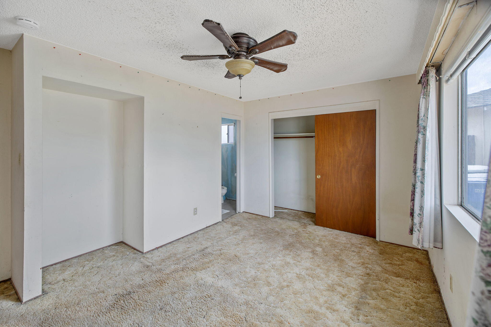 1146 Lassen Dr, Hanford, CA 93230