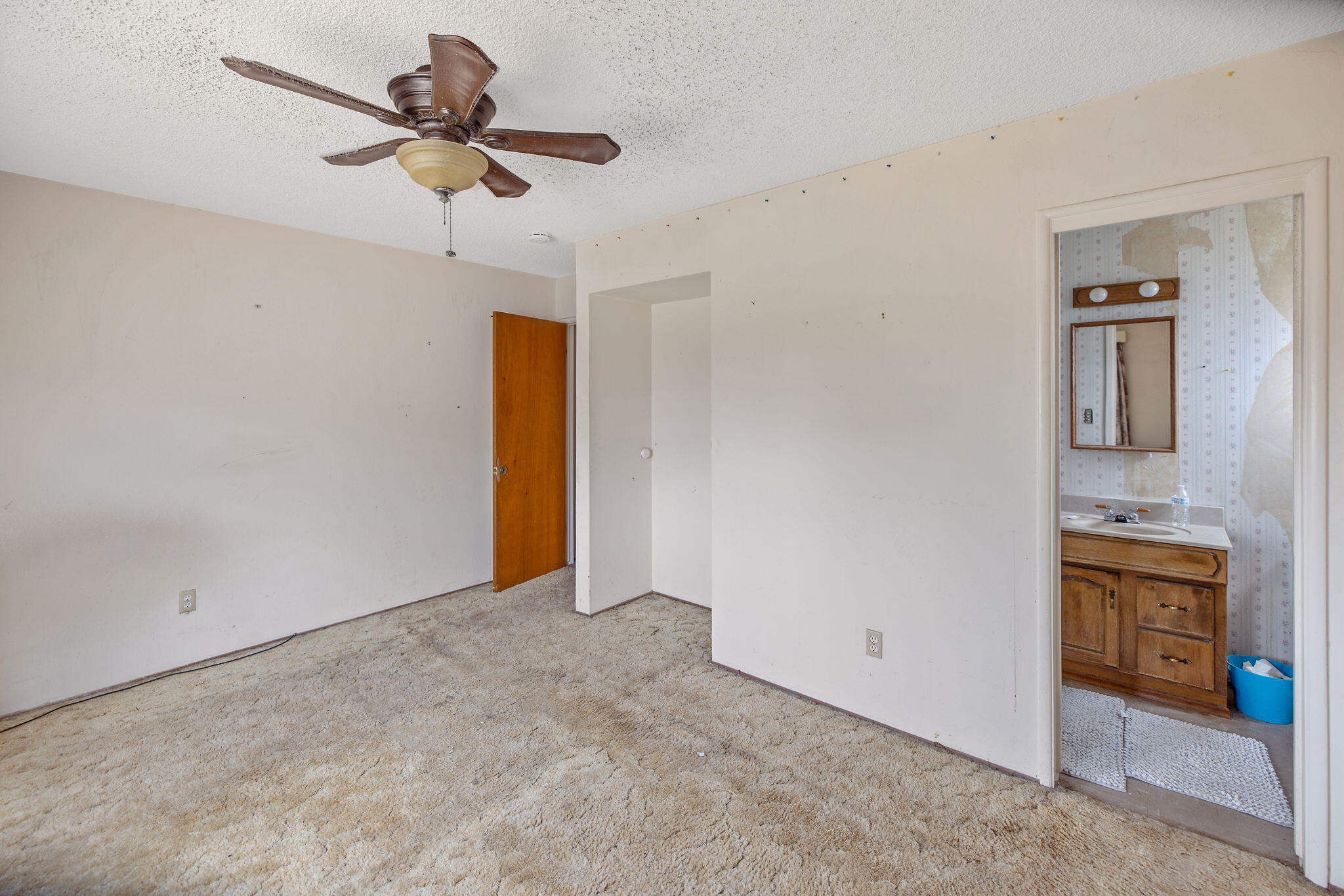 1146 Lassen Dr, Hanford, CA 93230