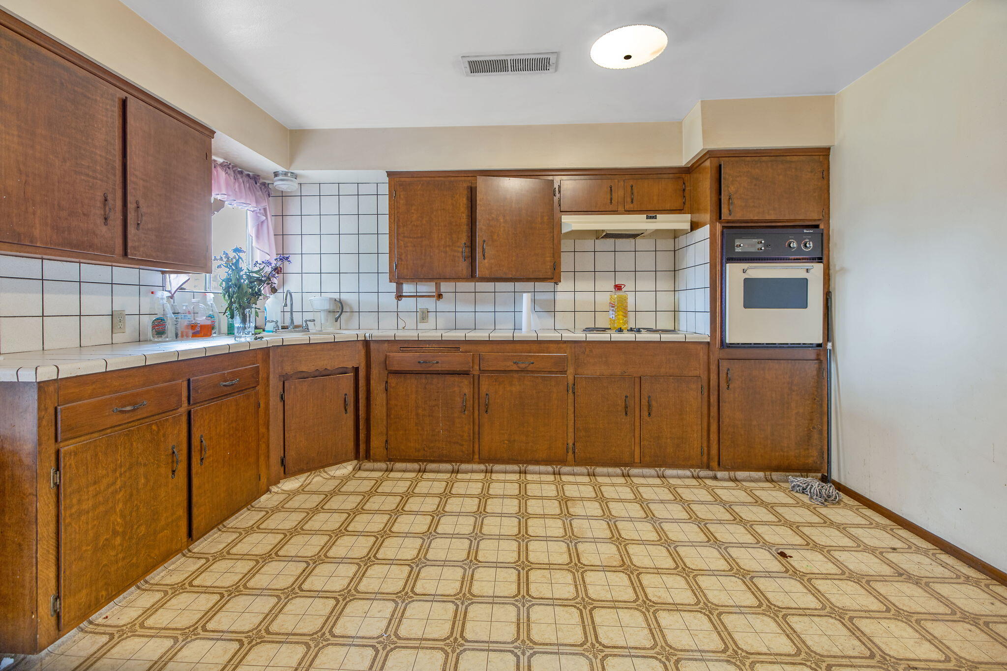 1146 Lassen Dr, Hanford, CA 93230