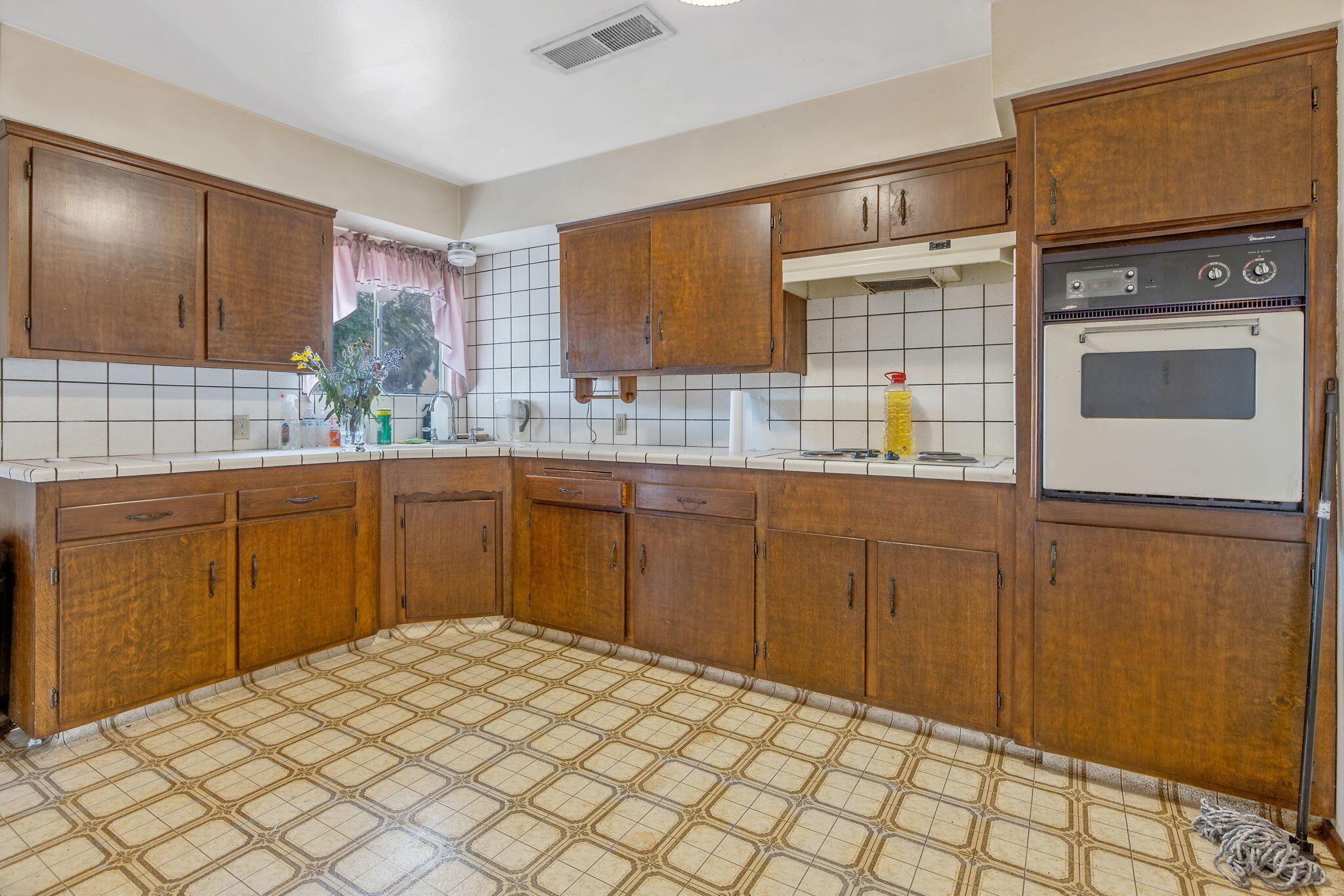 1146 Lassen Dr, Hanford, CA 93230