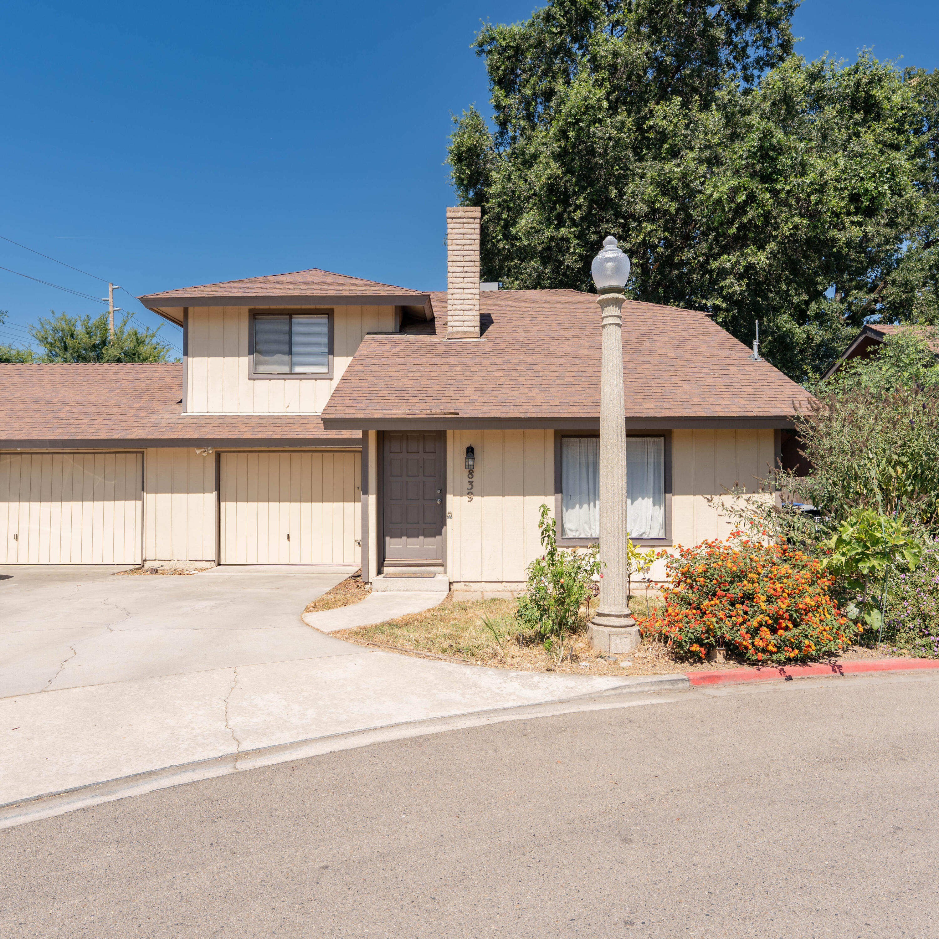 839 W Arlen Ct, Visalia, CA 93277
