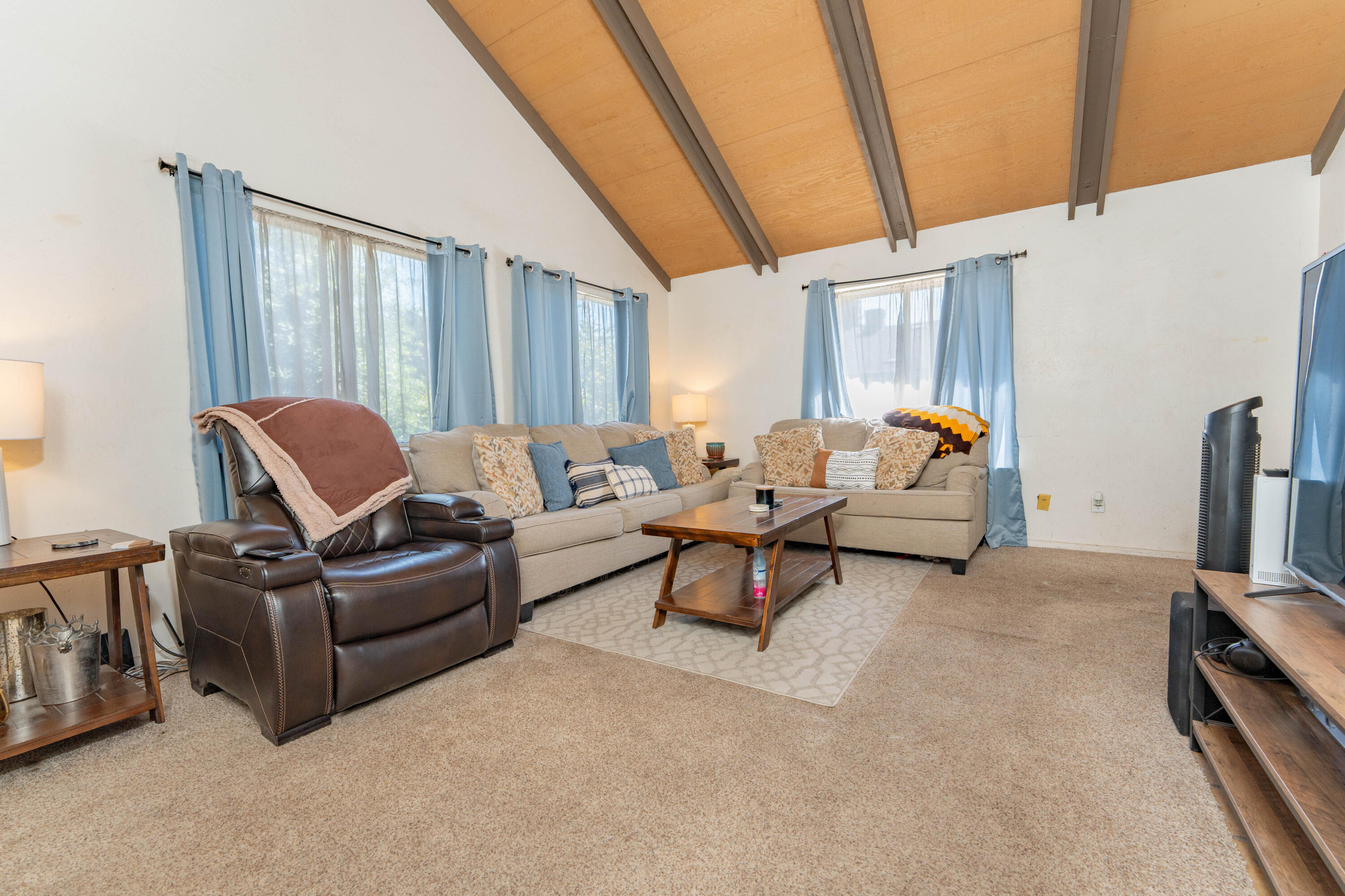 839 W Arlen Ct, Visalia, CA 93277