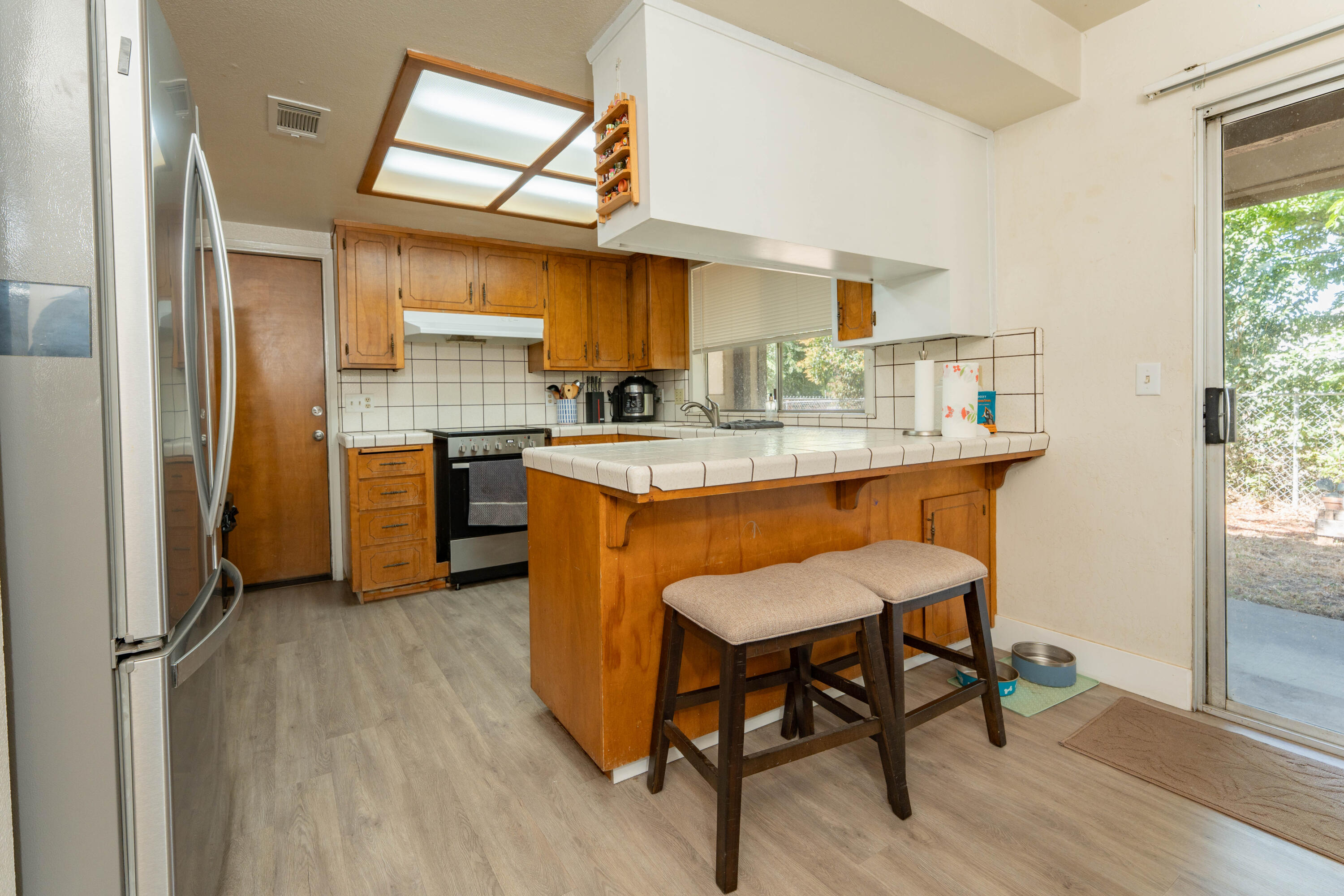 839 W Arlen Ct, Visalia, CA 93277