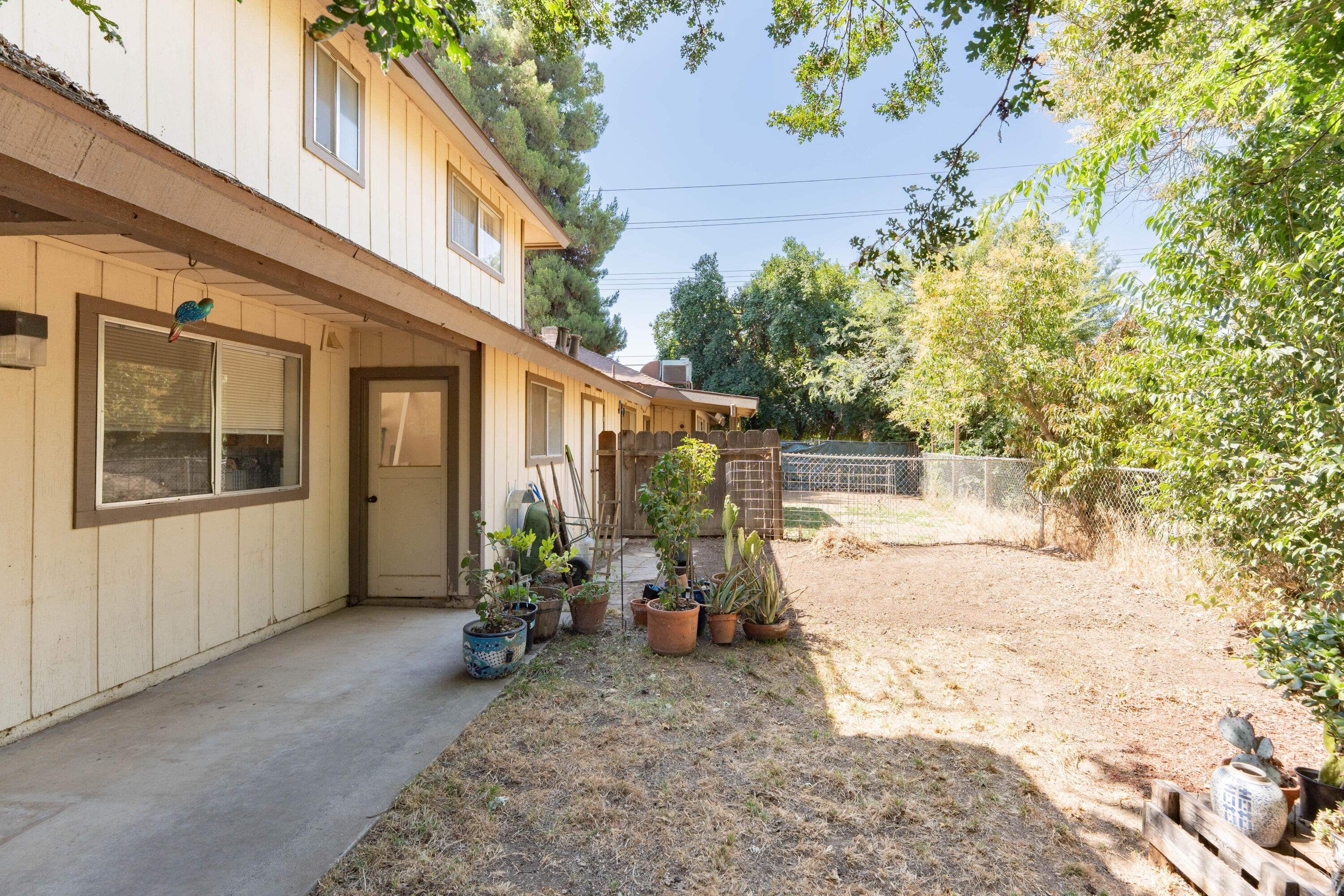 839 W Arlen Ct, Visalia, CA 93277