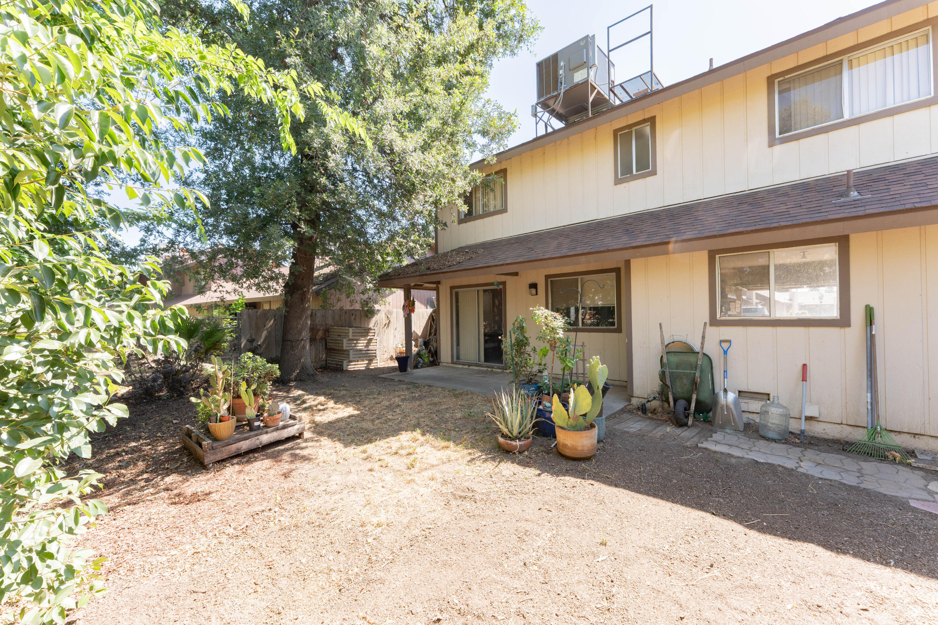 839 W Arlen Ct, Visalia, CA 93277