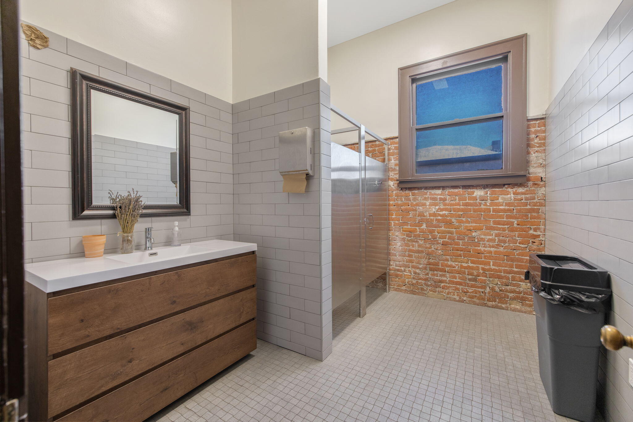 101-111 W Main St, Visalia, CA 93291