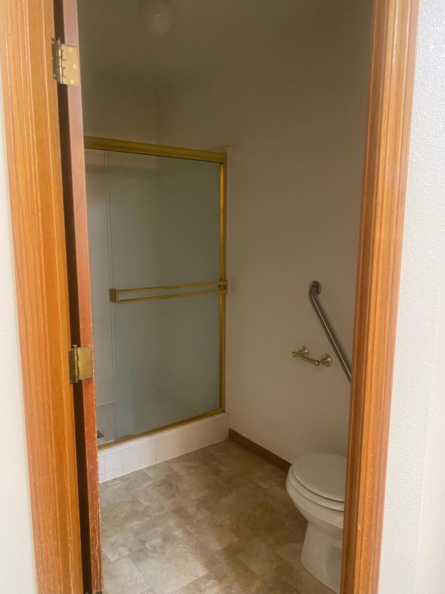 2417 Oakwood Ct, Hanford, CA 93230
