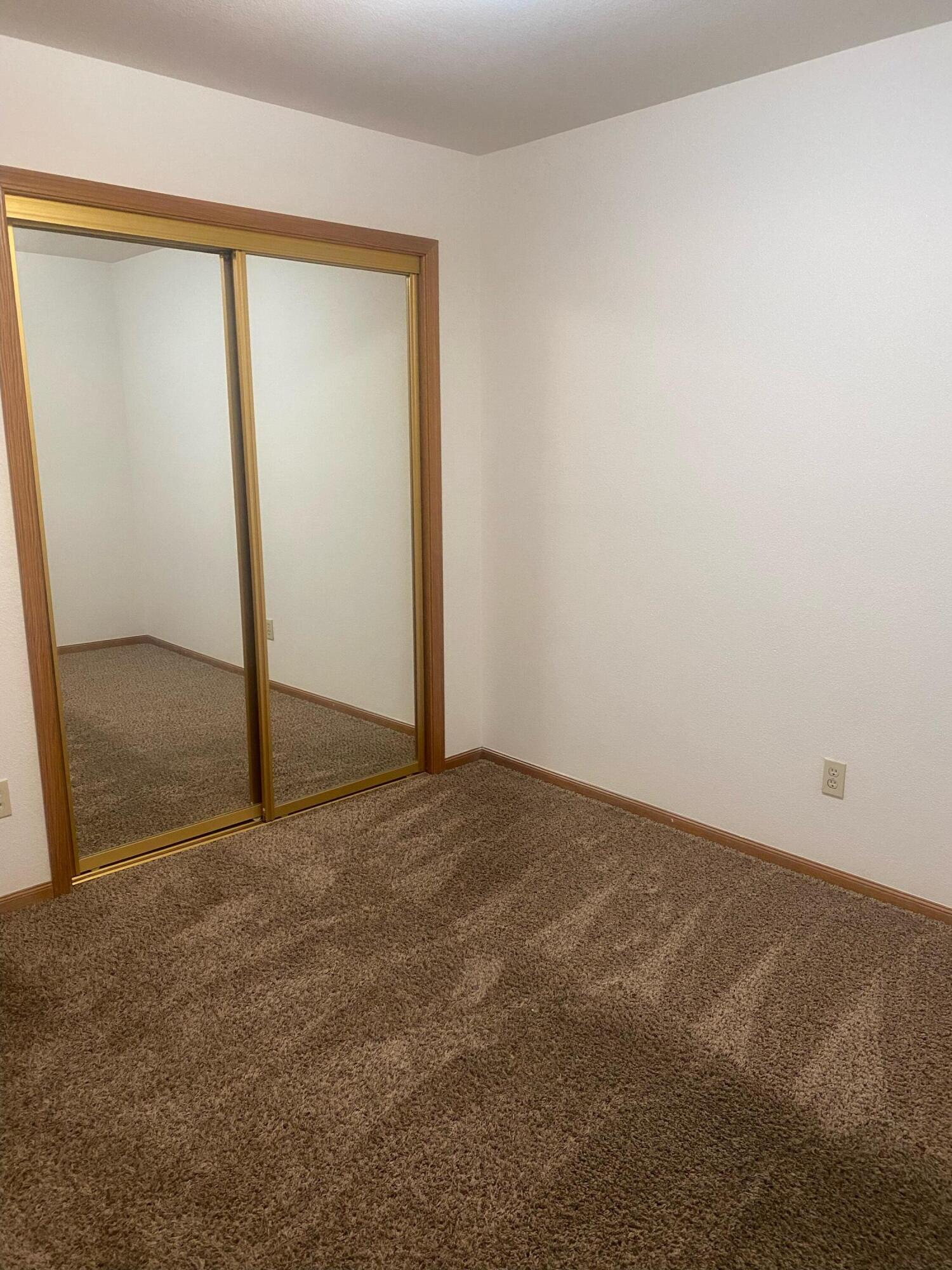 2417 Oakwood Ct, Hanford, CA 93230