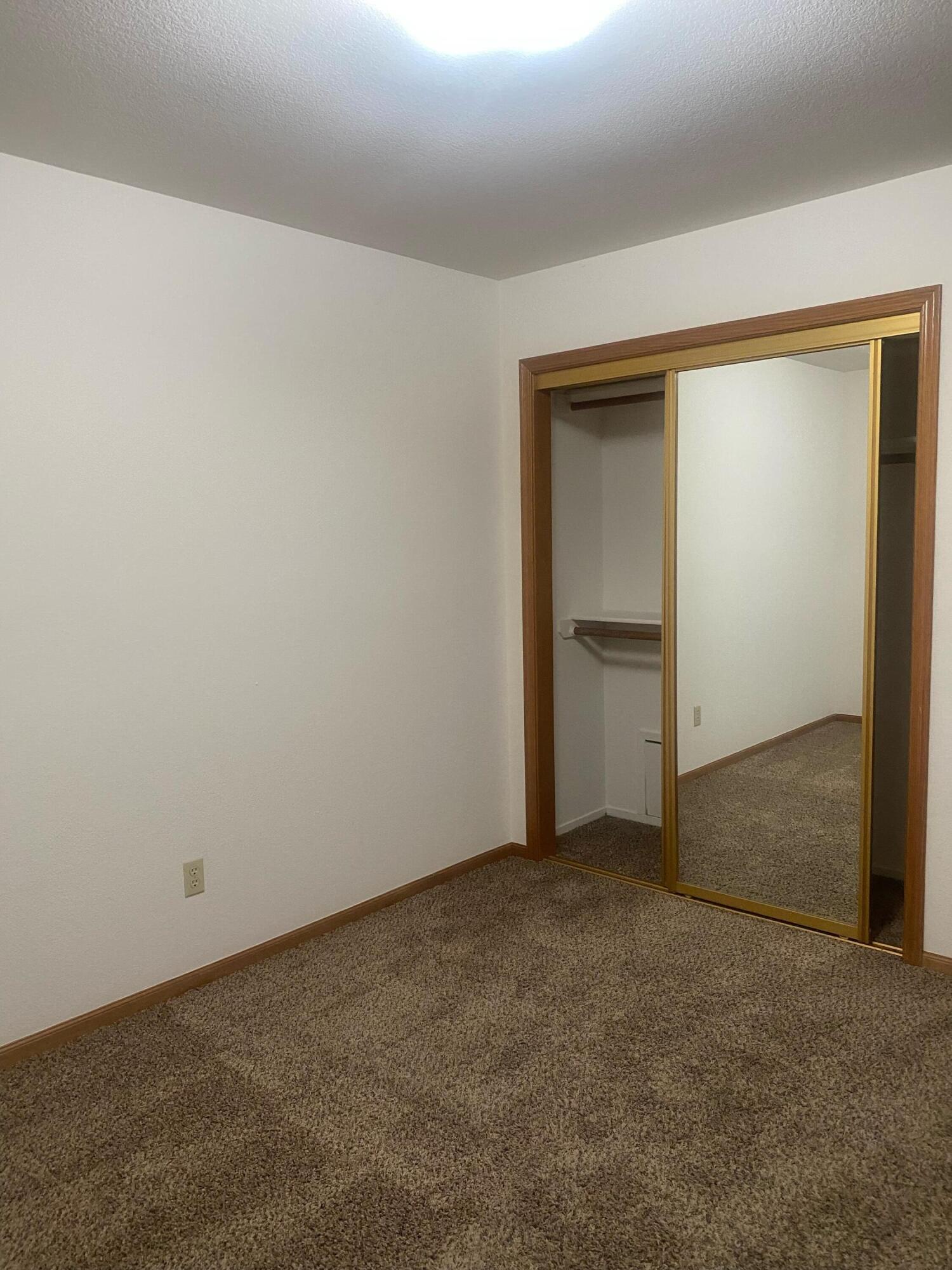 2417 Oakwood Ct, Hanford, CA 93230