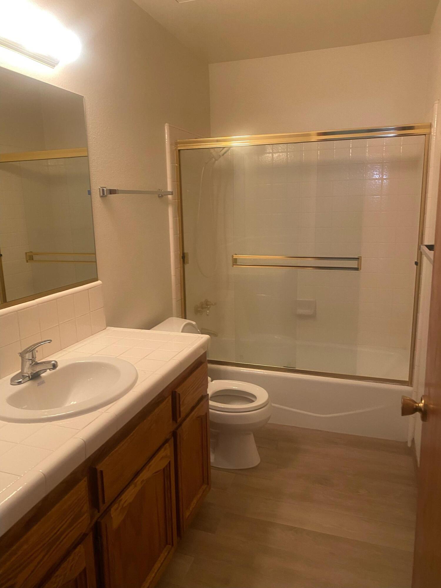 2417 Oakwood Ct, Hanford, CA 93230