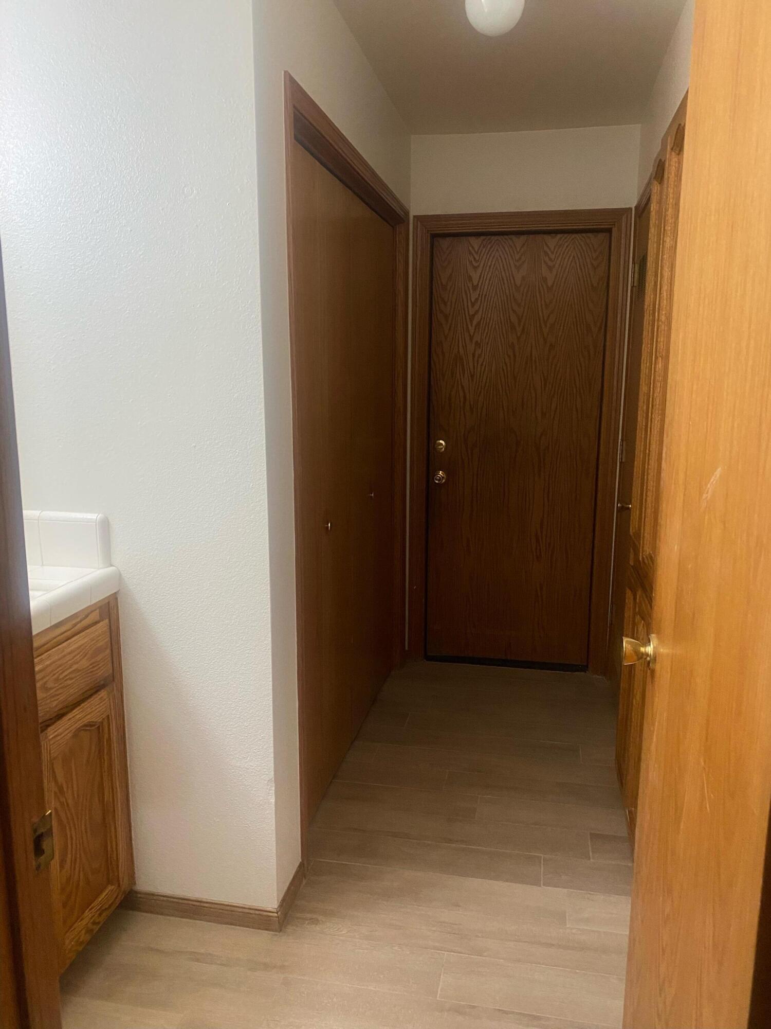 2417 Oakwood Ct, Hanford, CA 93230