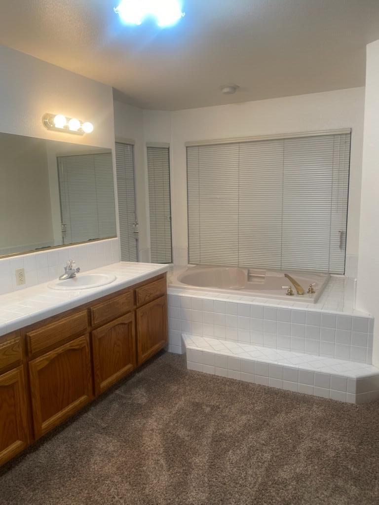 2417 Oakwood Ct, Hanford, CA 93230