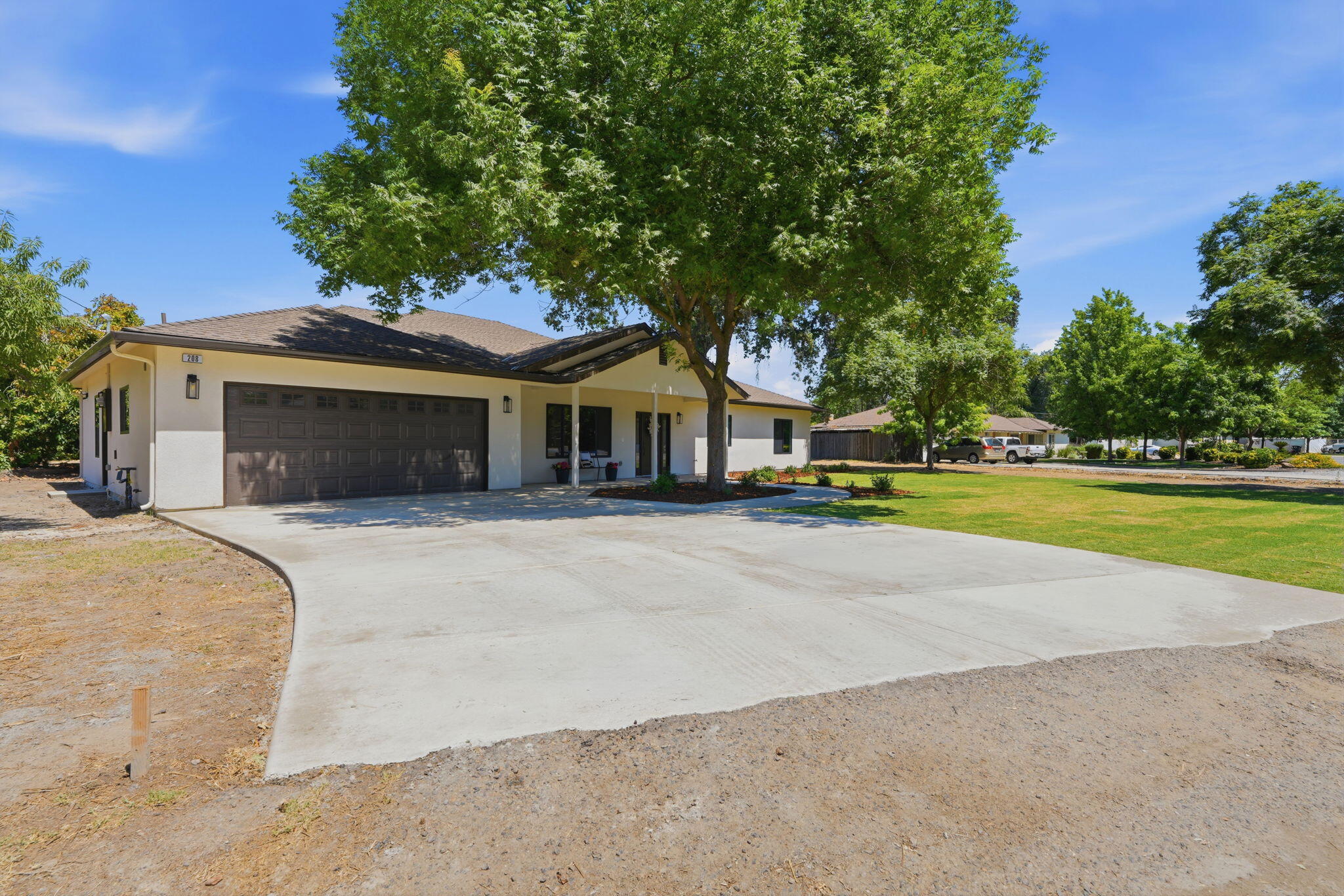 208 N N Linwood St, Visalia, CA 93291