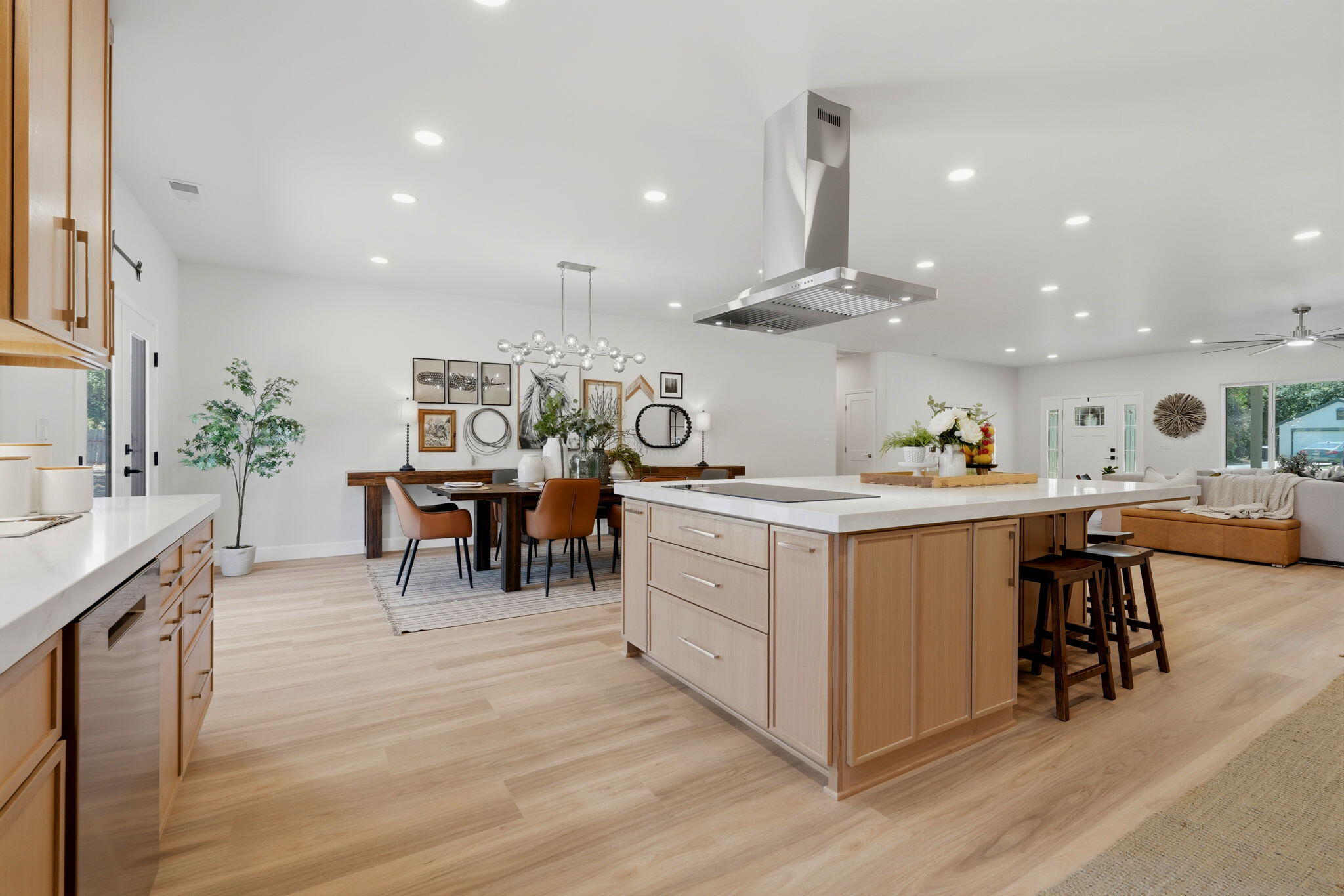 208 N N Linwood St, Visalia, CA 93291