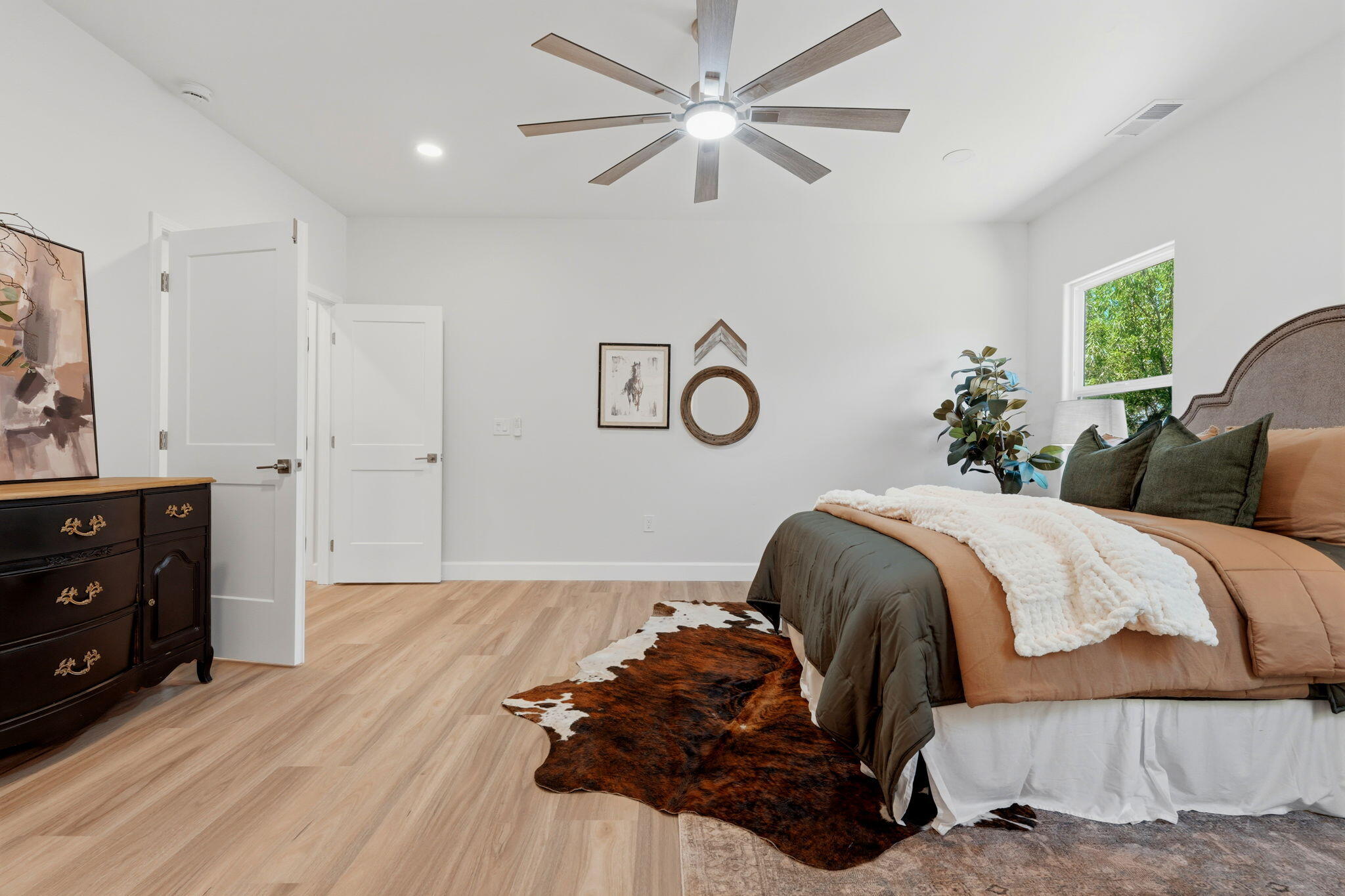 208 N N Linwood St, Visalia, CA 93291