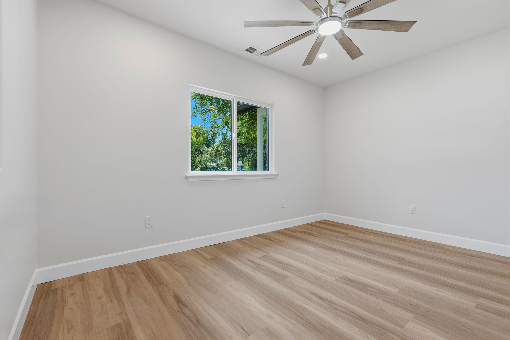 208 N N Linwood St, Visalia, CA 93291