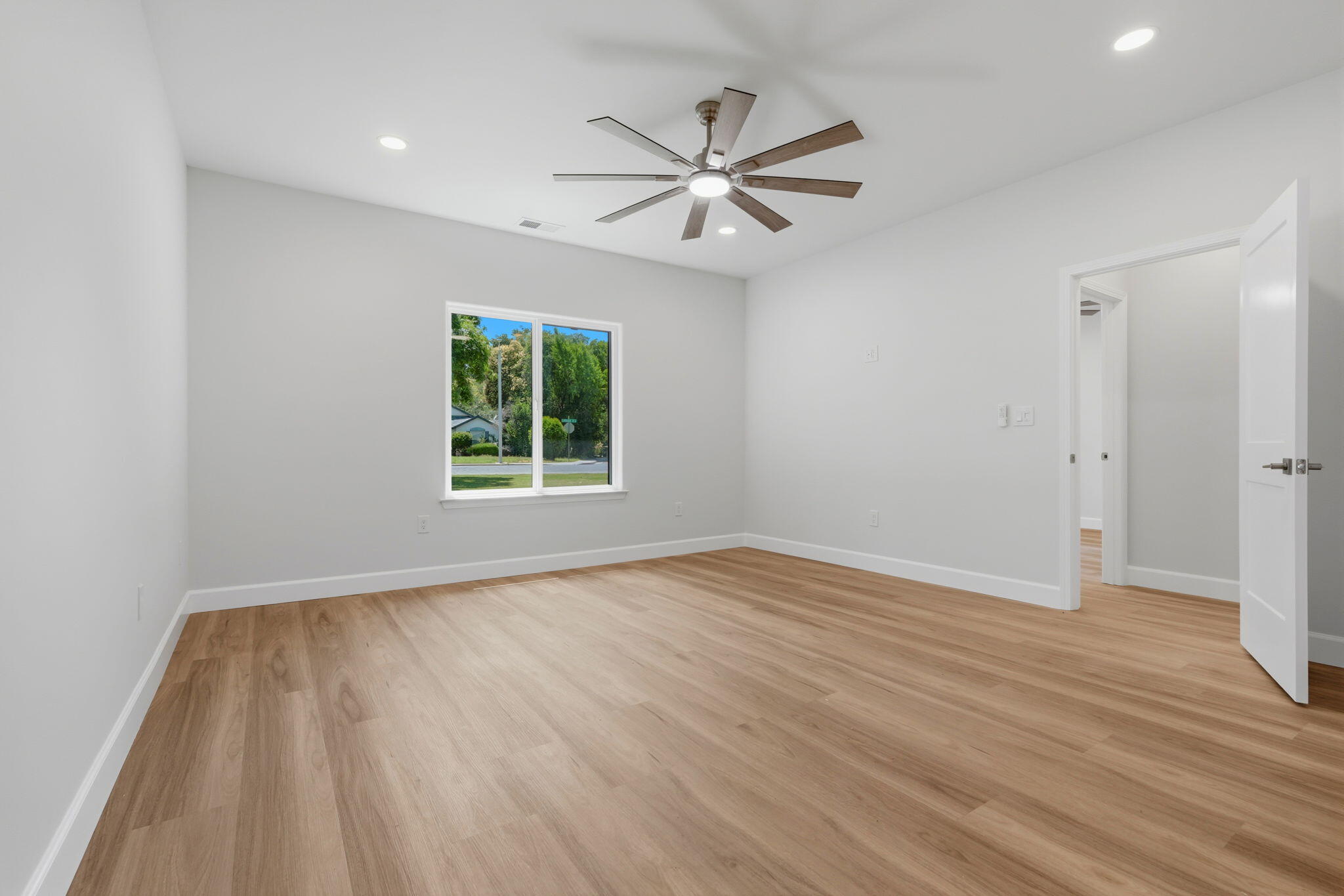 208 N N Linwood St, Visalia, CA 93291