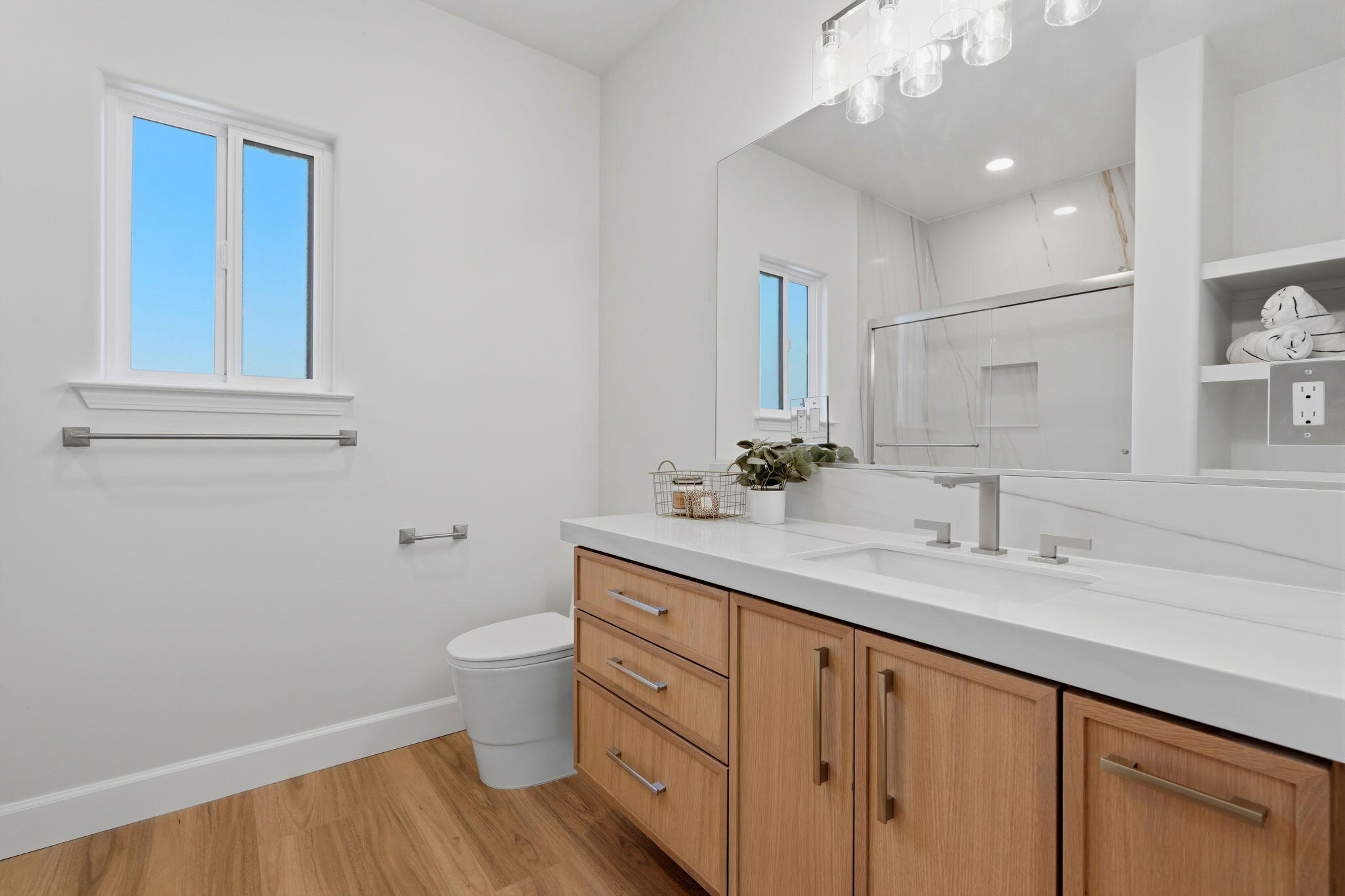 208 N N Linwood St, Visalia, CA 93291