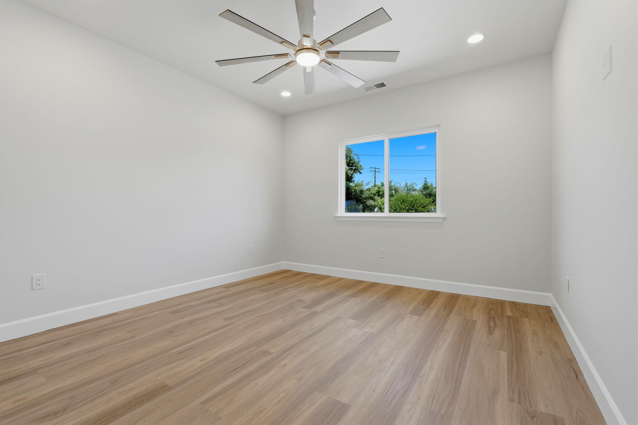208 N N Linwood St, Visalia, CA 93291
