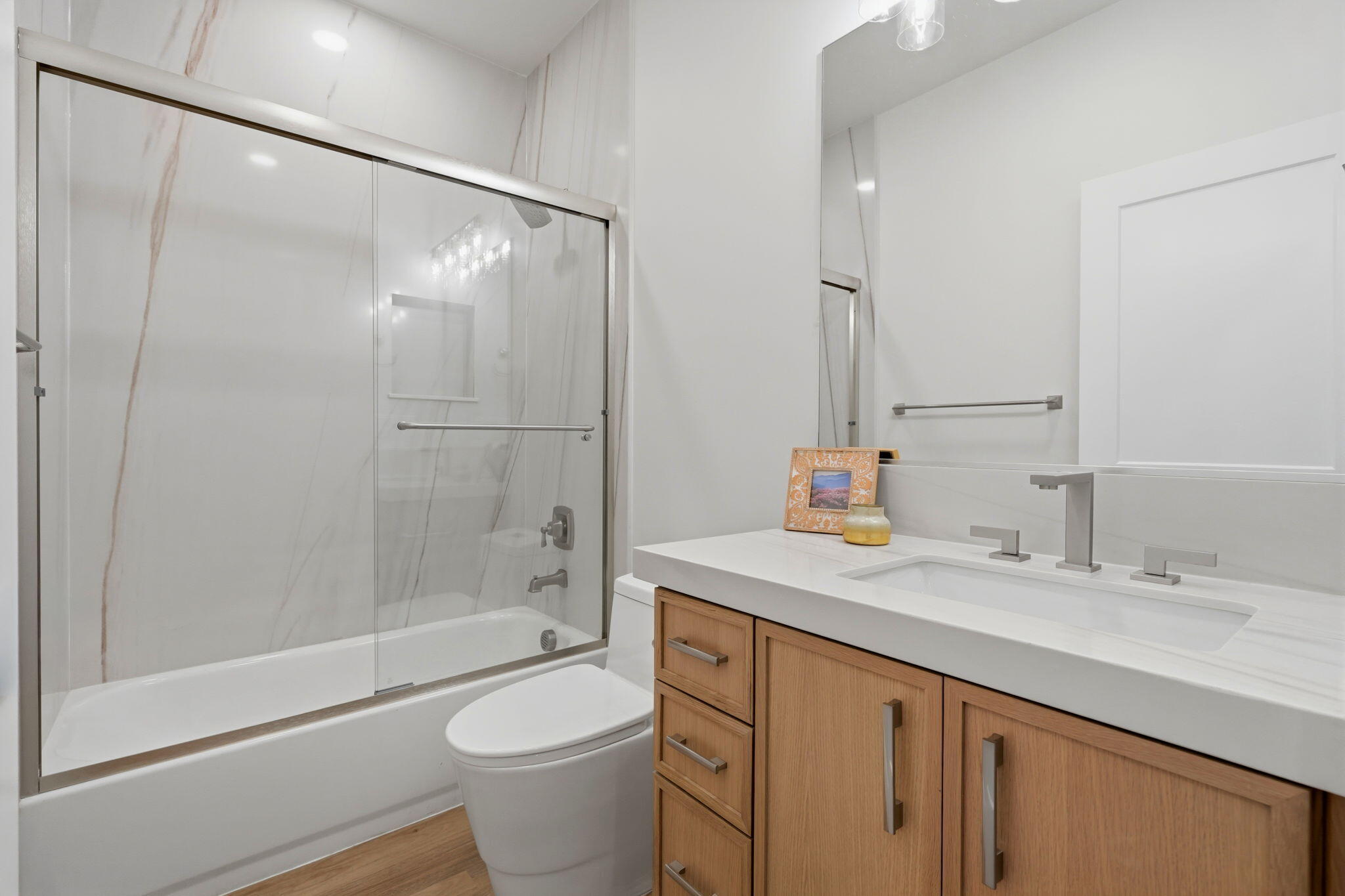 208 N N Linwood St, Visalia, CA 93291