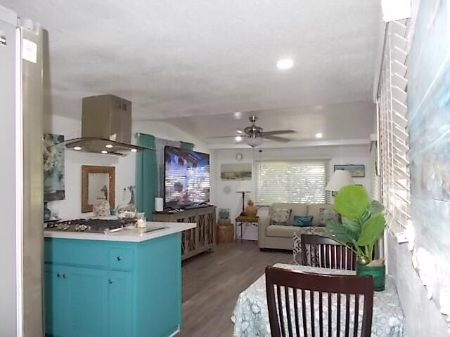 2400 W Midvalley Ave #J-01, Visalia, CA 93277