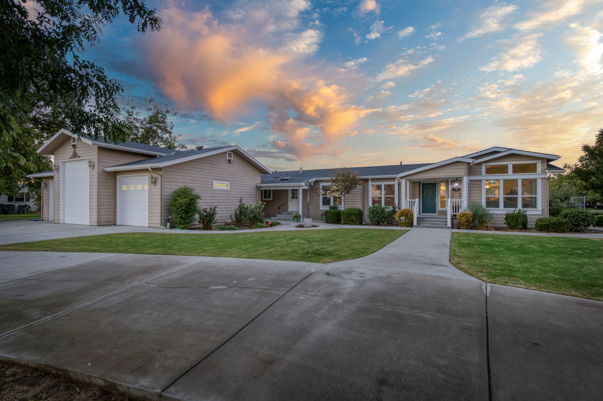 8646 Cairo Ave, Laton, CA 93242