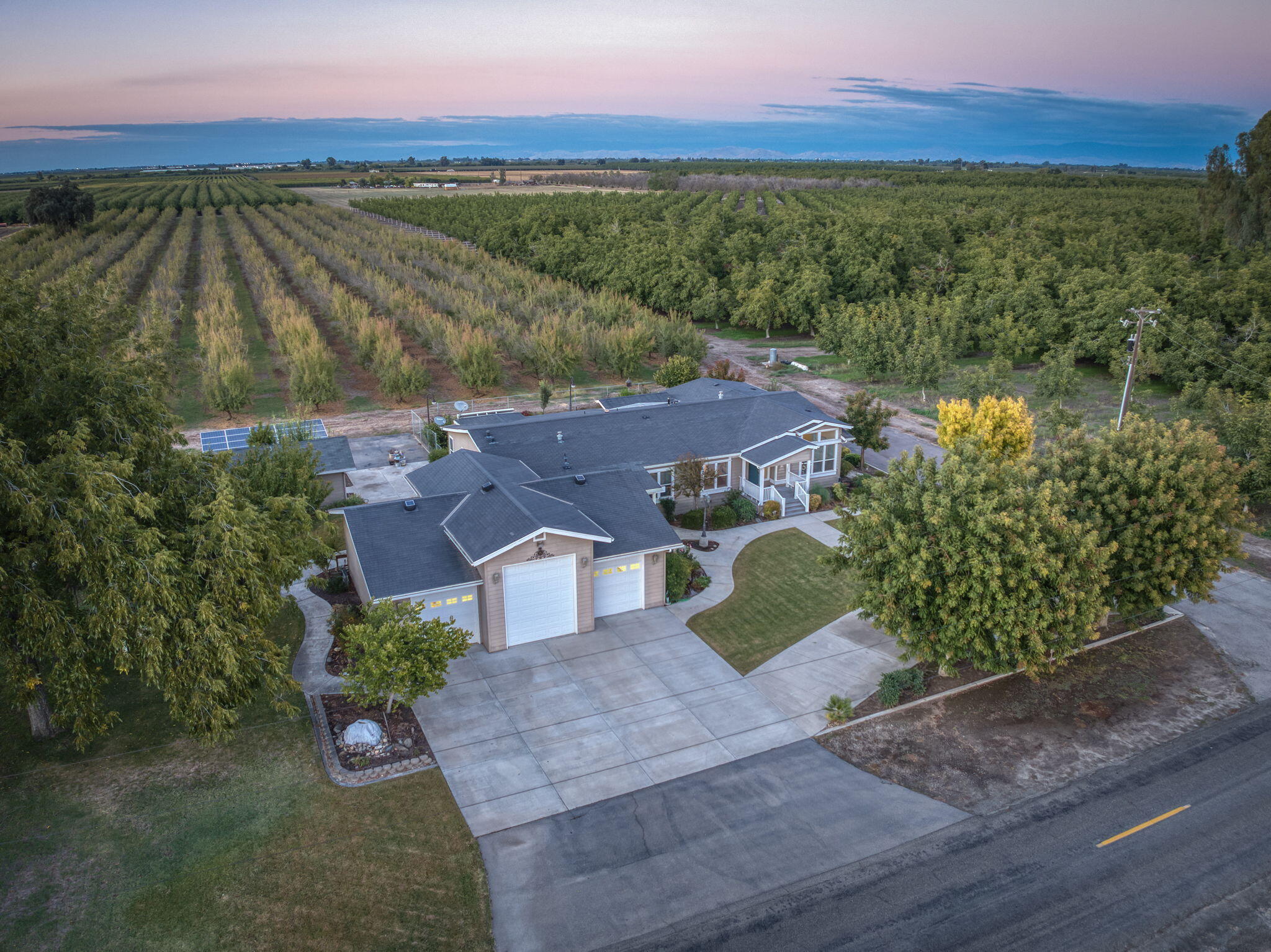 8646 Cairo Ave, Laton, CA 93242