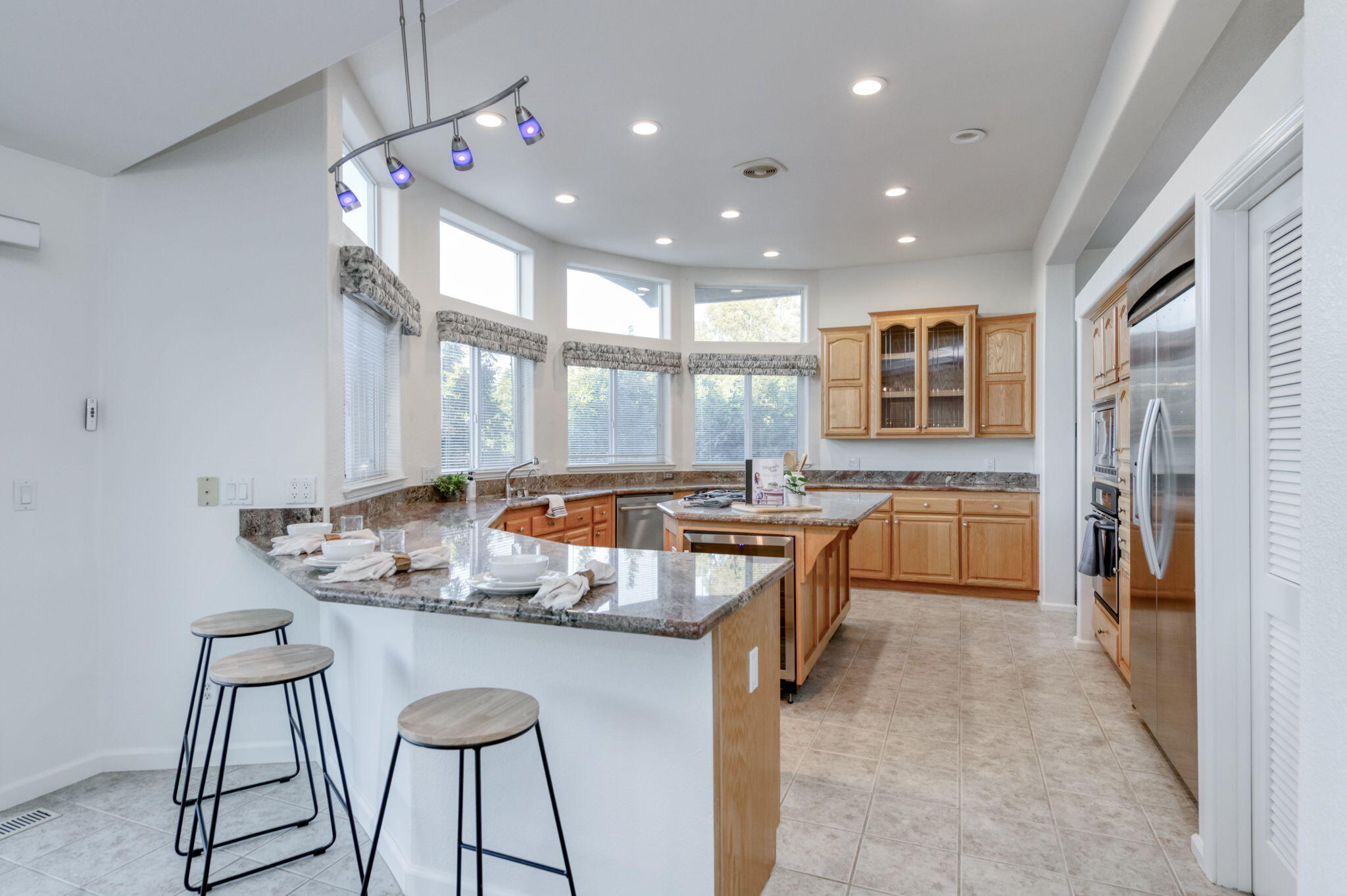 8646 Cairo Ave, Laton, CA 93242