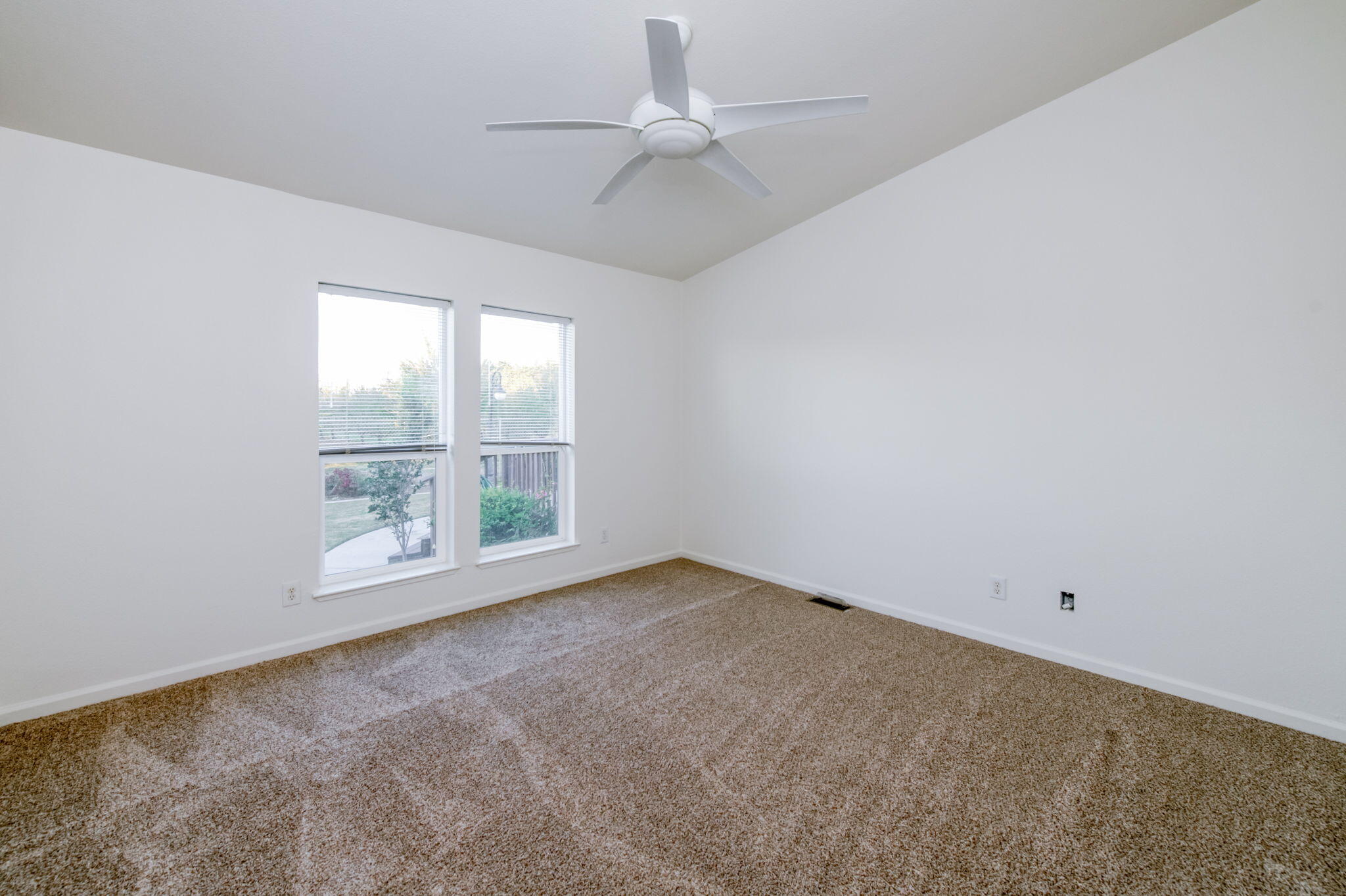 8646 Cairo Ave, Laton, CA 93242