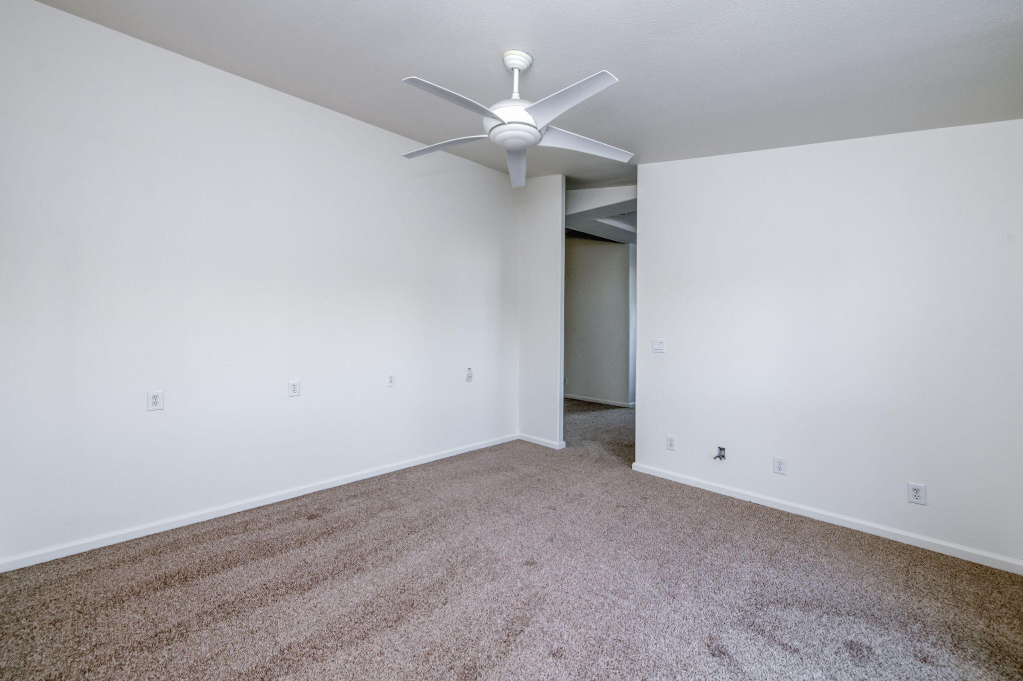 8646 Cairo Ave, Laton, CA 93242