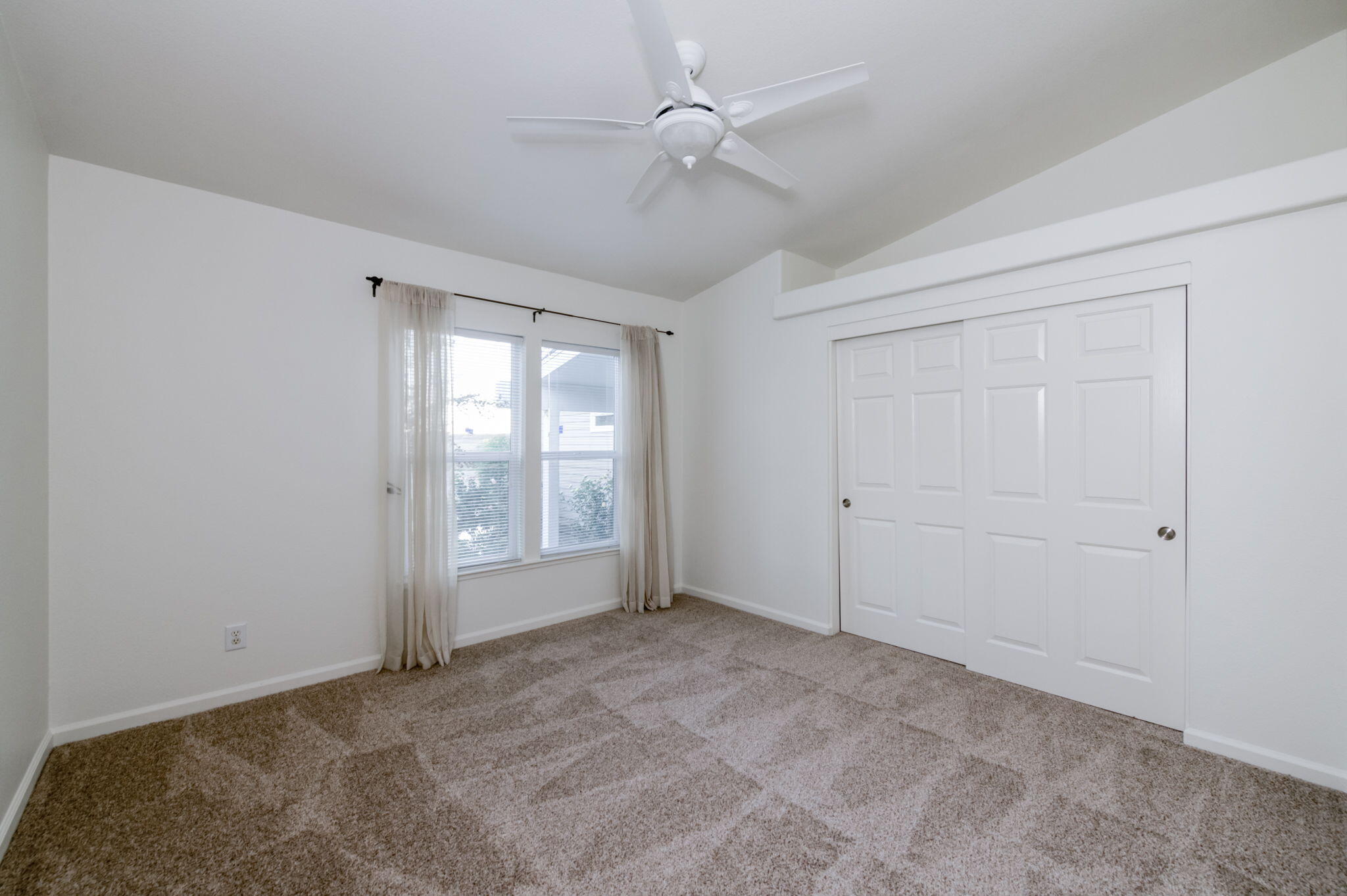 8646 Cairo Ave, Laton, CA 93242