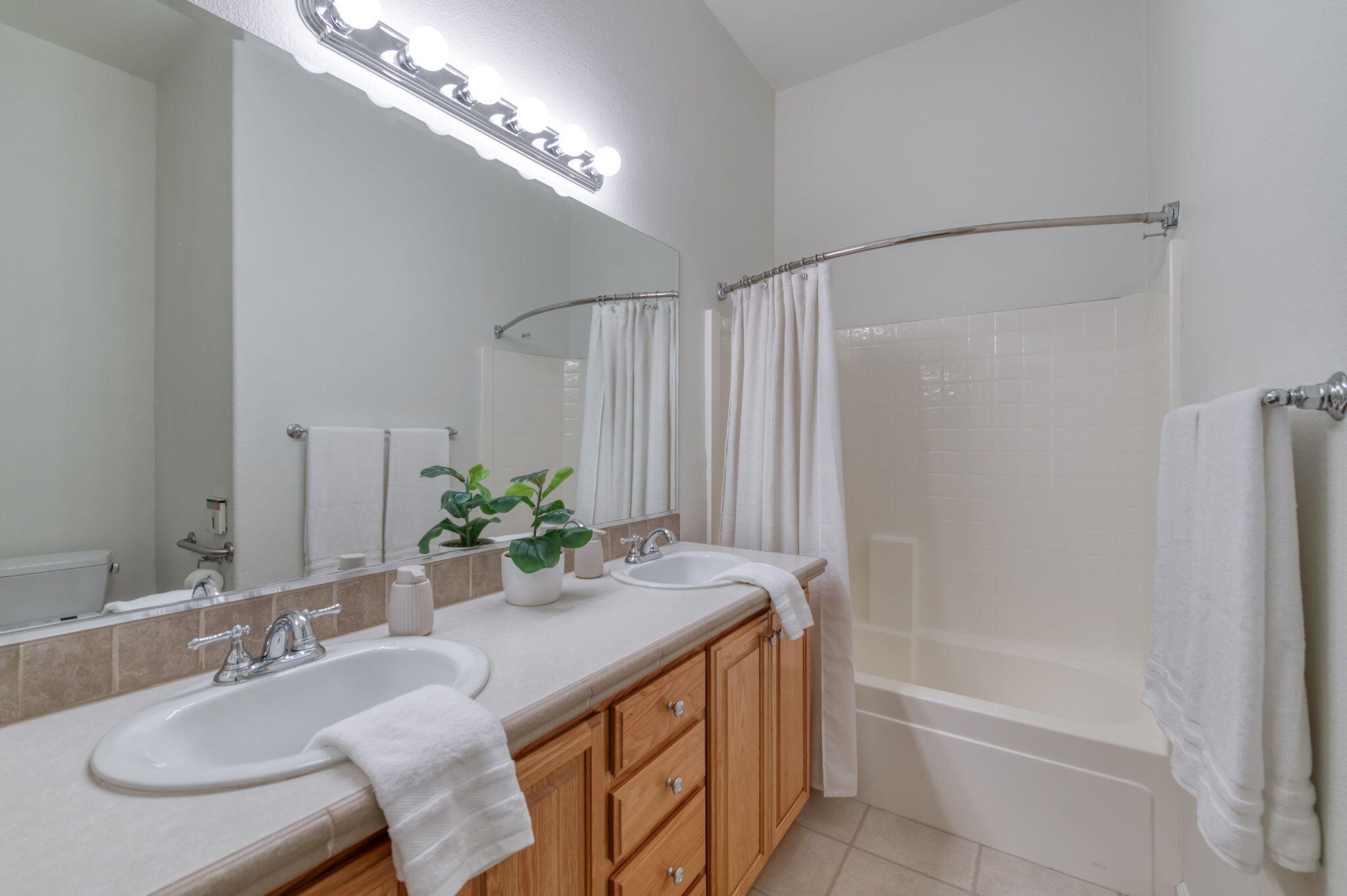 8646 Cairo Ave, Laton, CA 93242