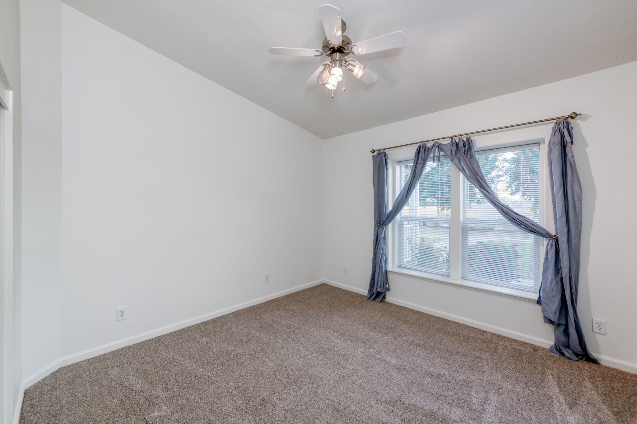 8646 Cairo Ave, Laton, CA 93242