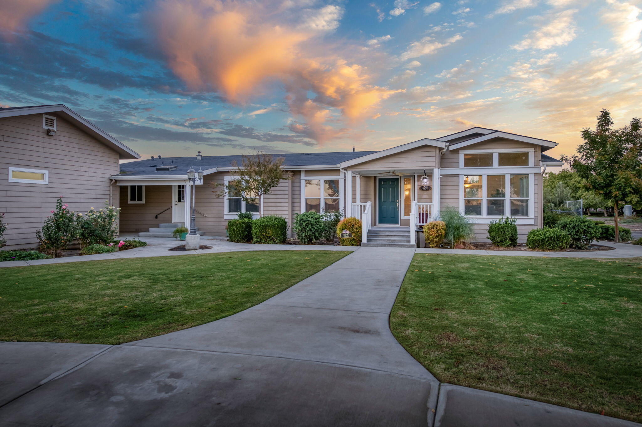 8646 Cairo Ave, Laton, CA 93242