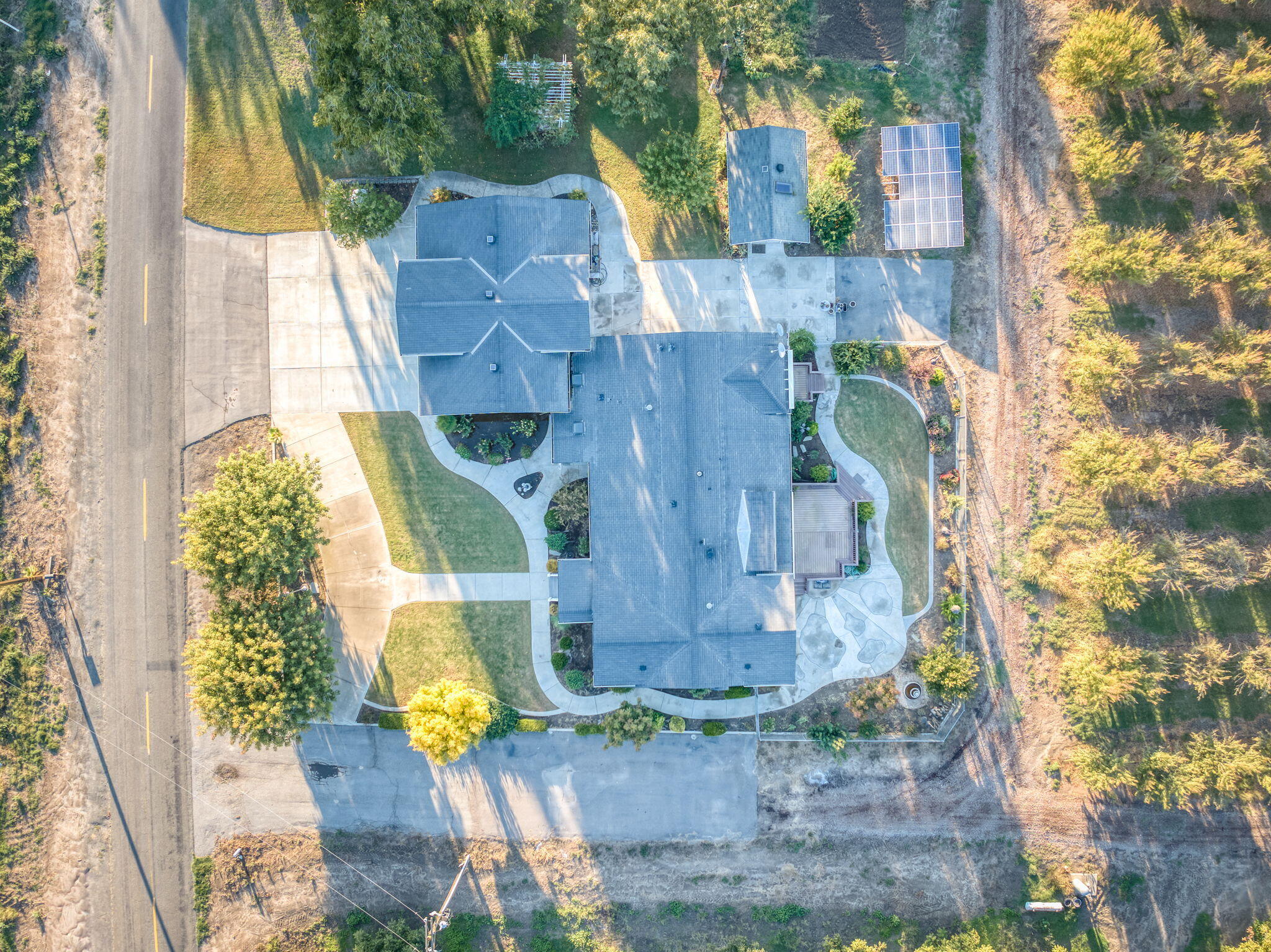 8646 Cairo Ave, Laton, CA 93242