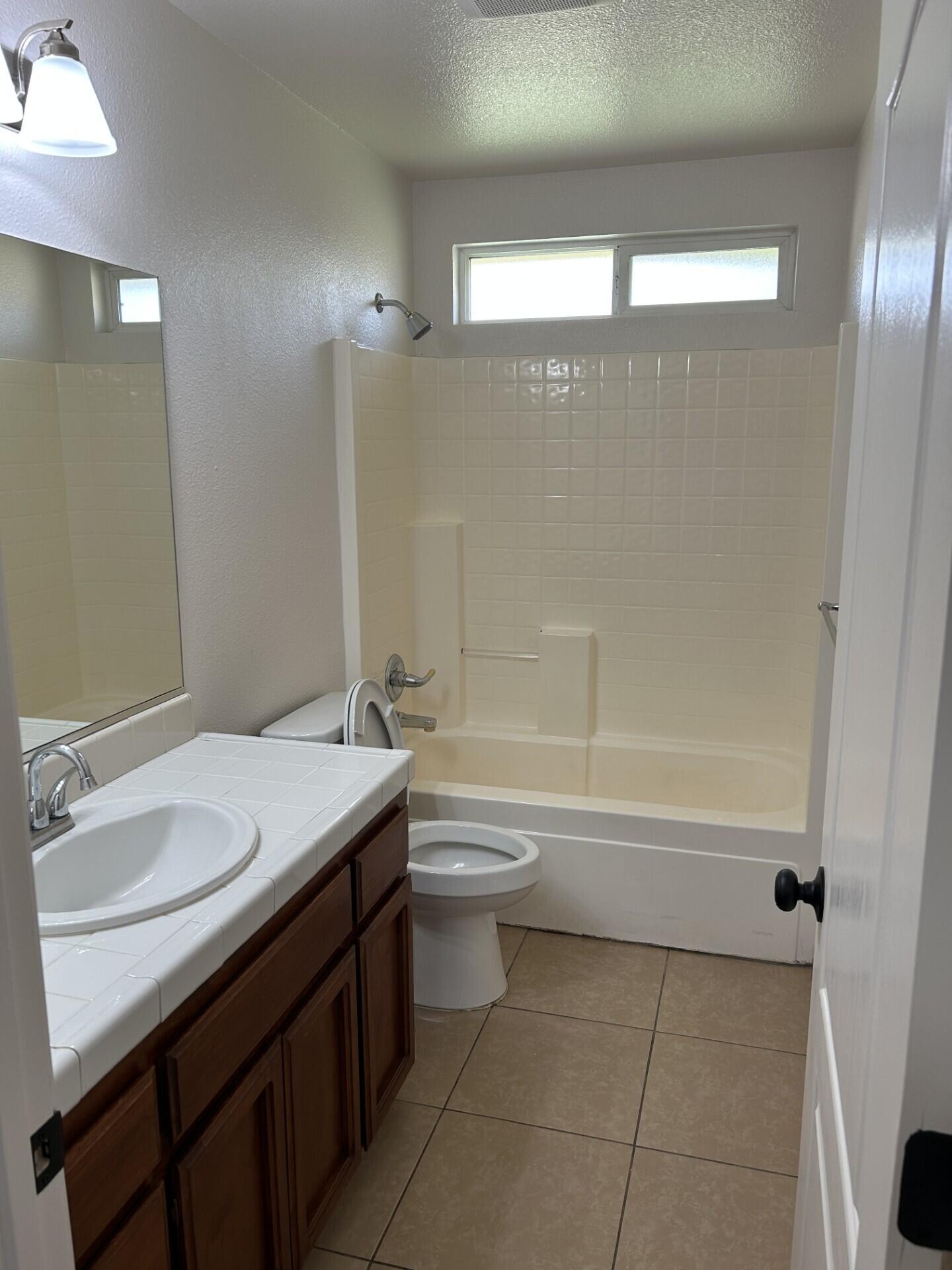 4724 W Manor Ct, Visalia, CA 93291